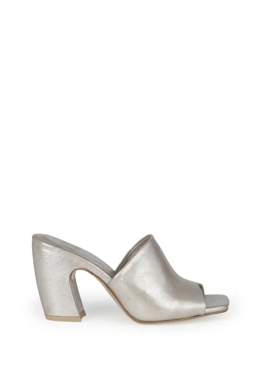 Janis, mules en blanco plateado sold by Cortana
