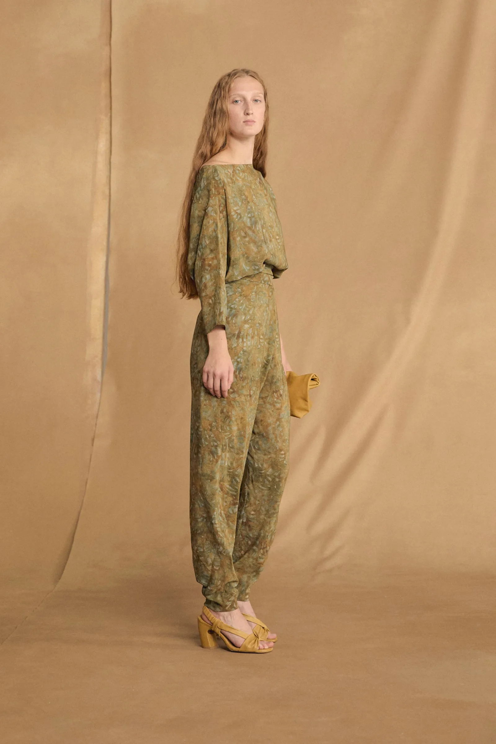 Lil, pantalon de seda trap print sold by Cortana product image thumbnail 2