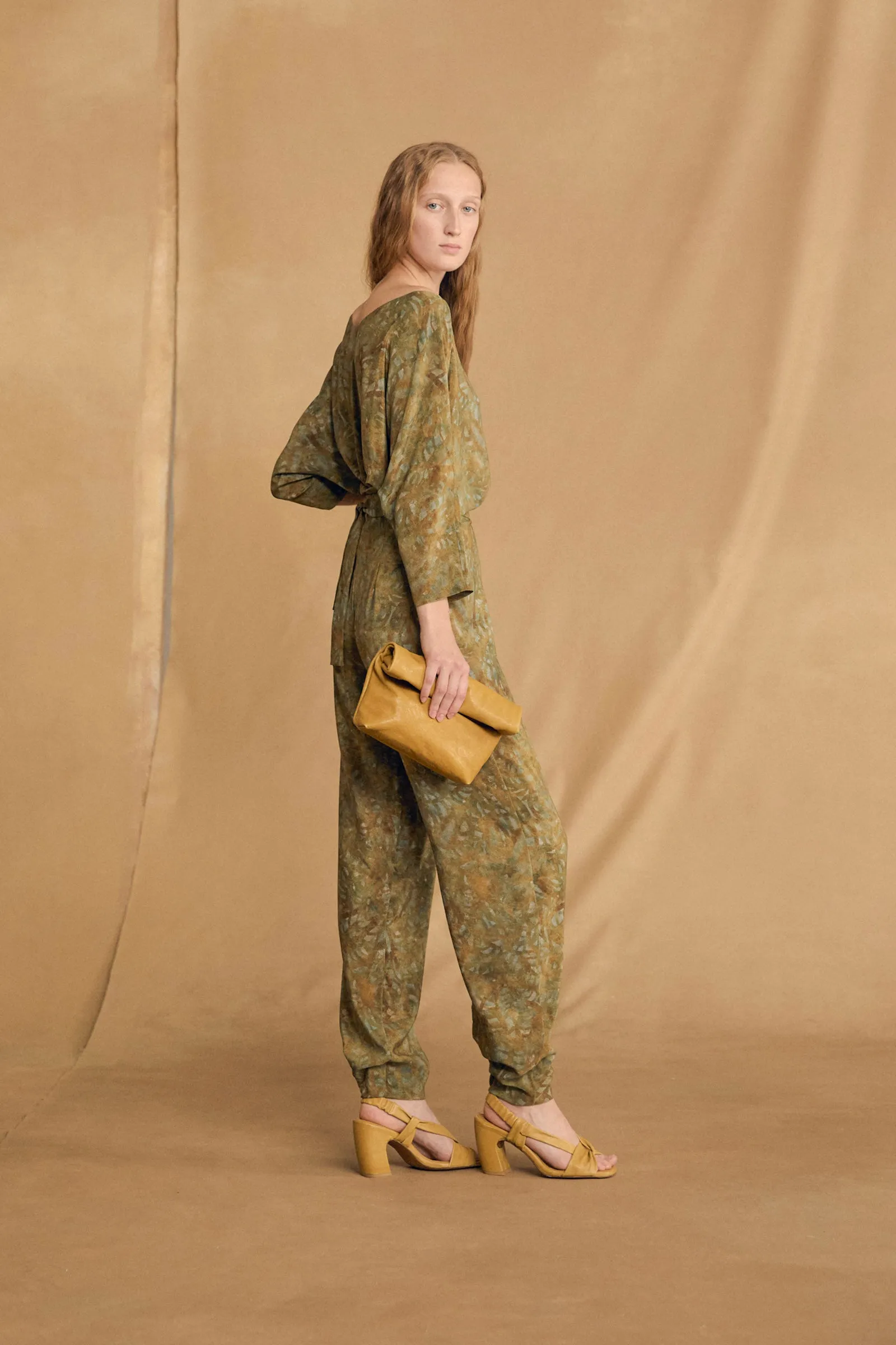 Lil, pantalon de seda trap print sold by Cortana product image thumbnail 4