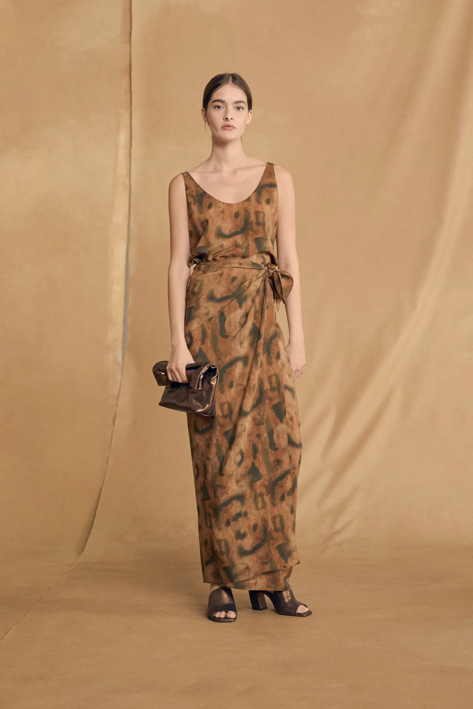 Janis, mules de cuero bronce oscuro sold by Cortana product image thumbnail 3