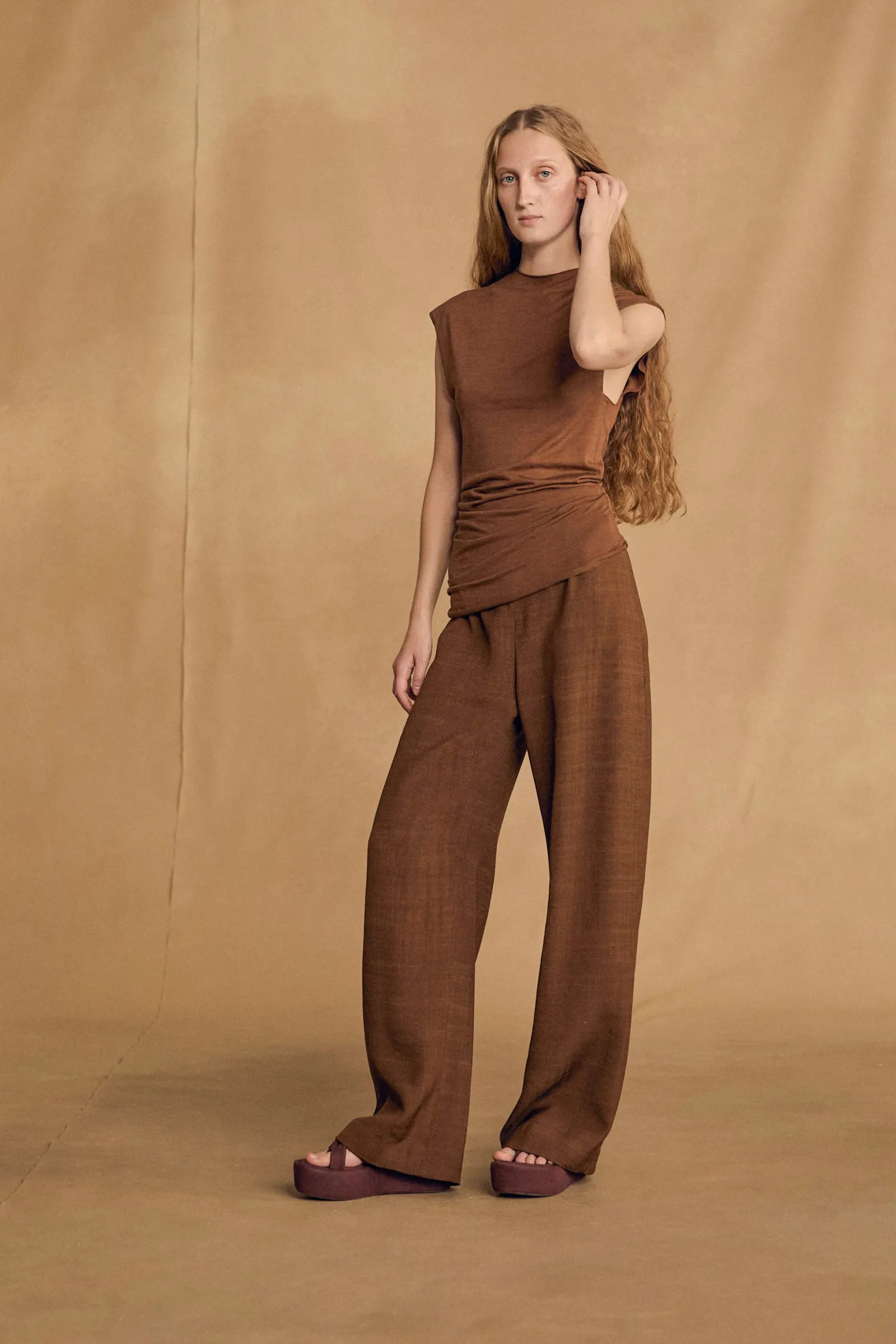 Donia, top de punto canela sold by Cortana product image thumbnail 3