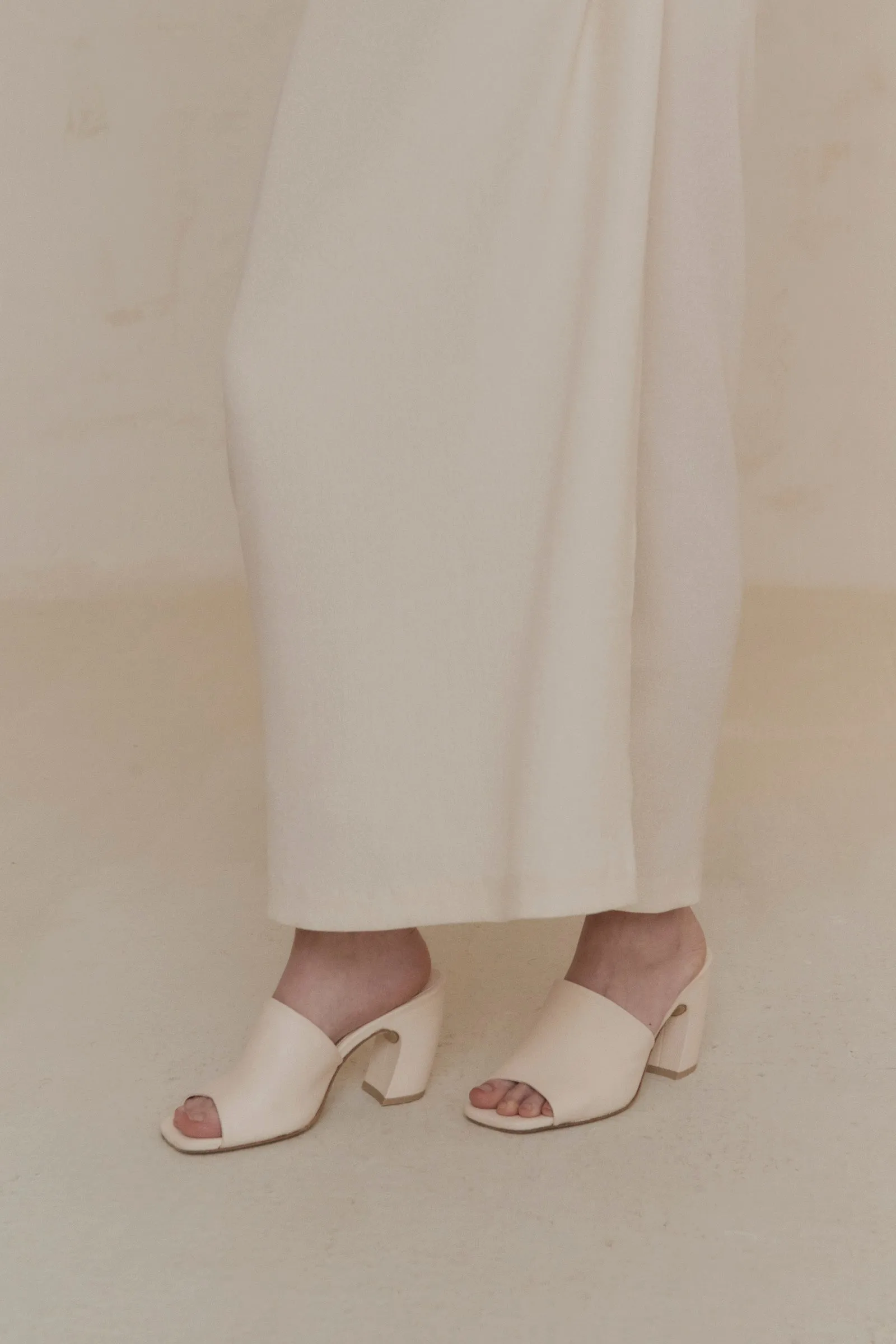 Janis, mules de piel arena sold by Cortana product image thumbnail 2