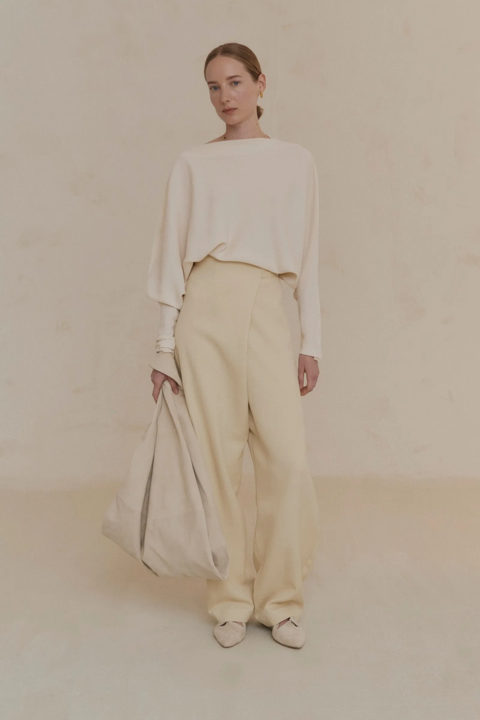 U XL, bolso de ante marfil sold by Cortana product image thumbnail 3