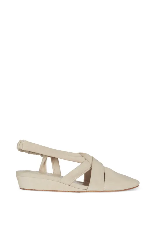 Knot, zapato de punta marfil sold by Cortana