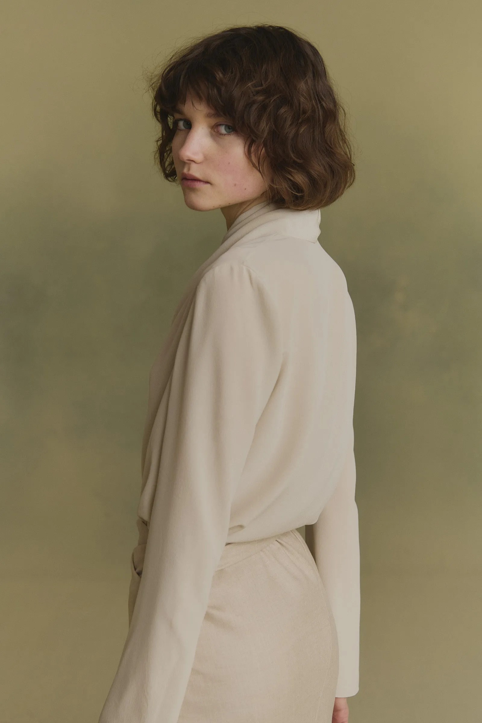 Lyra, blusa asimetrica de seda negro sold by Cortana product image thumbnail 5