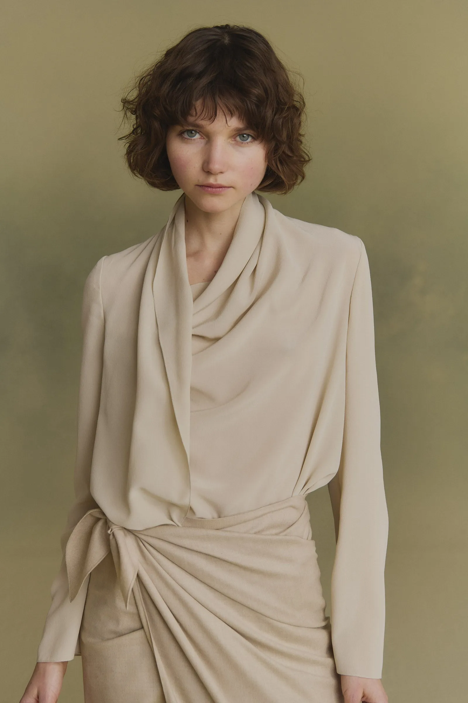 Lyra, blusa asimetrica de seda negro sold by Cortana product image thumbnail 4