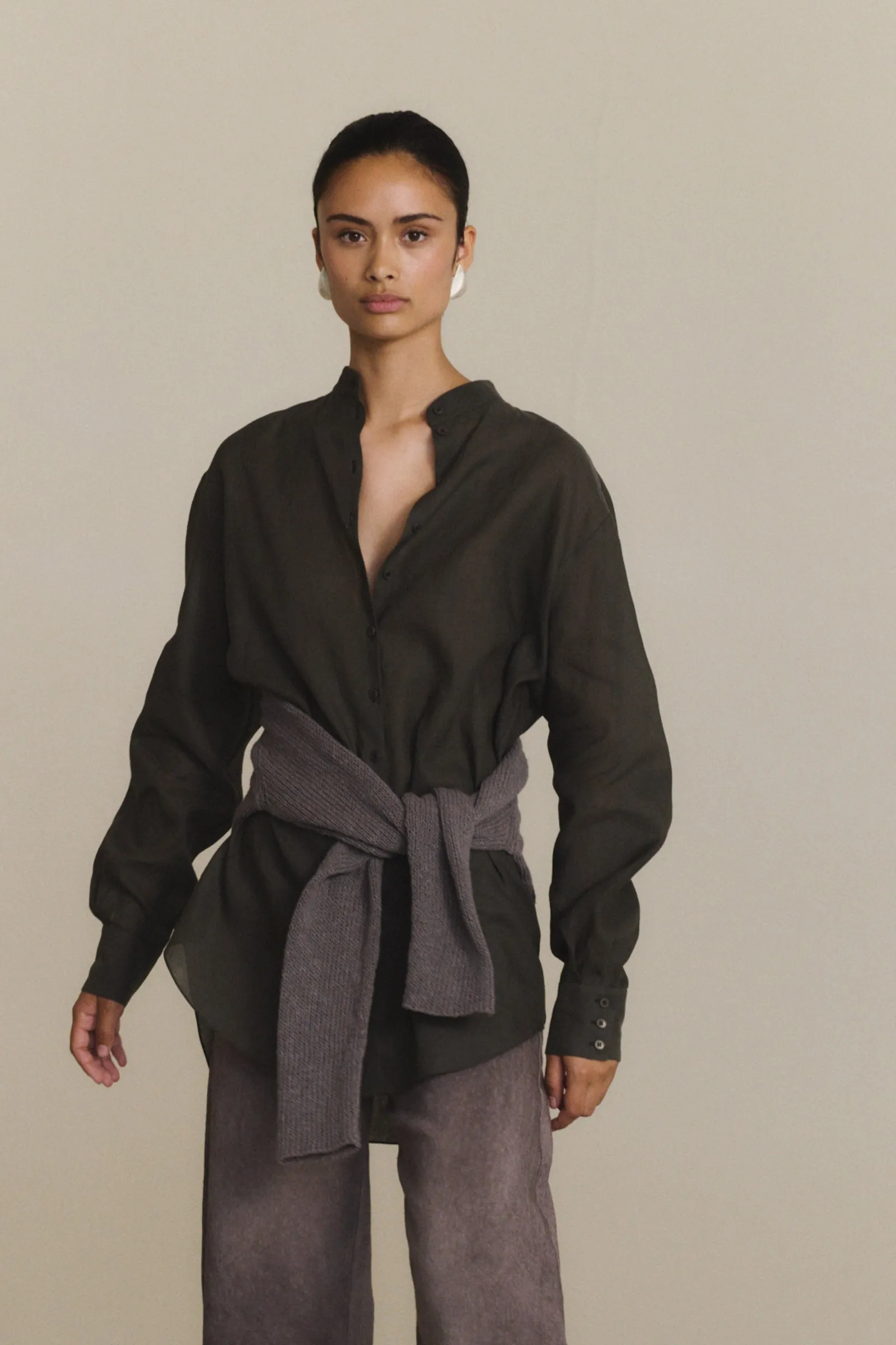 Raoul, camisa de algodon y lino gris oscuro sold by Cortana product image thumbnail 2