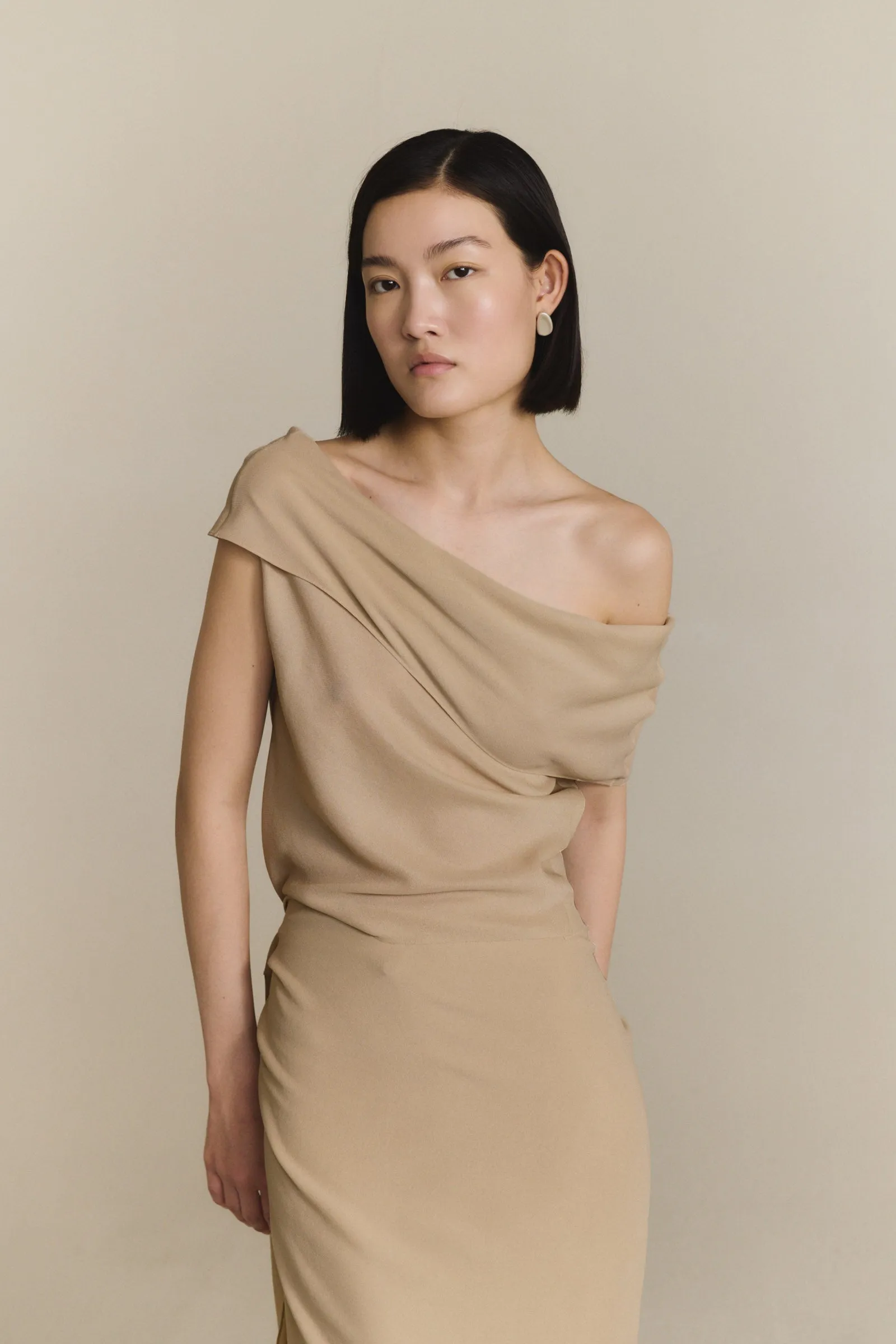 Ilia, top de seda beige sold by Cortana product image thumbnail 2
