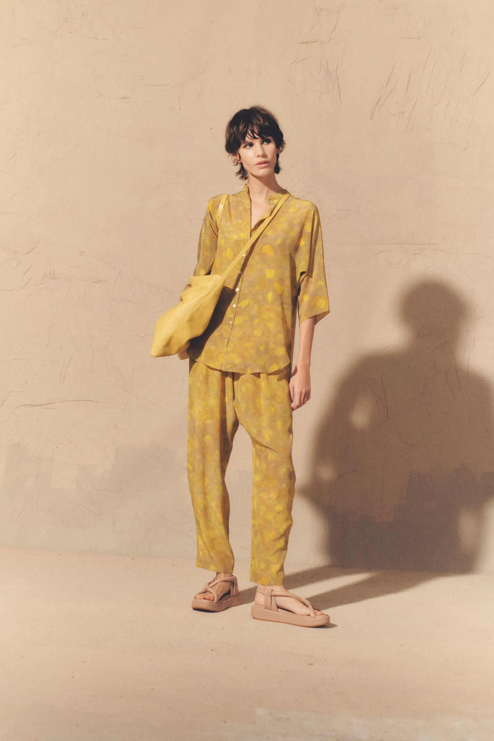 Lili, pantalón en seda lima print sold by Cortana product image thumbnail 3