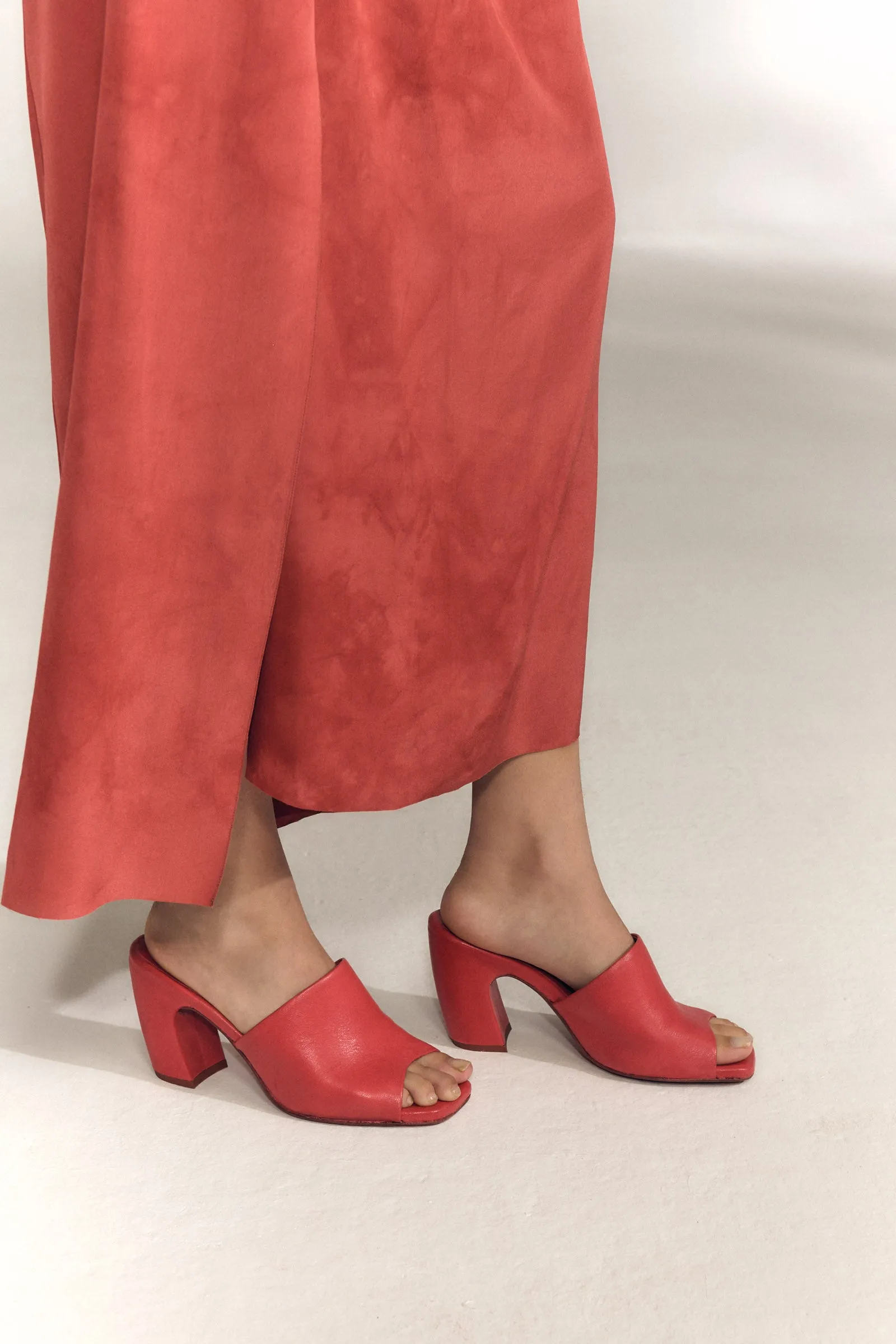 Janis, mules de piel rojo hibisco sold by Cortana product image thumbnail 3