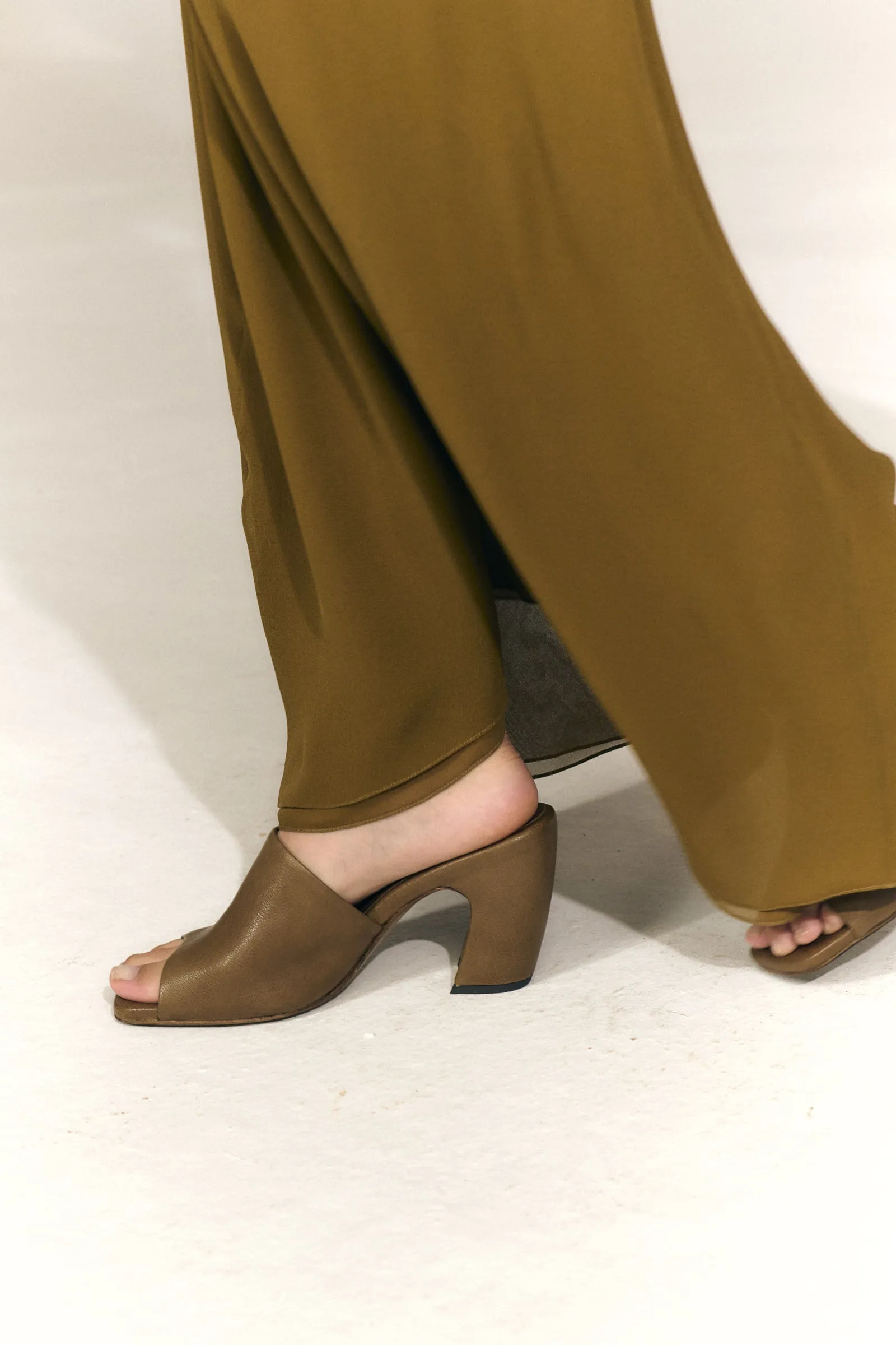 Janis, mules de piel kaki sold by Cortana product image thumbnail 3