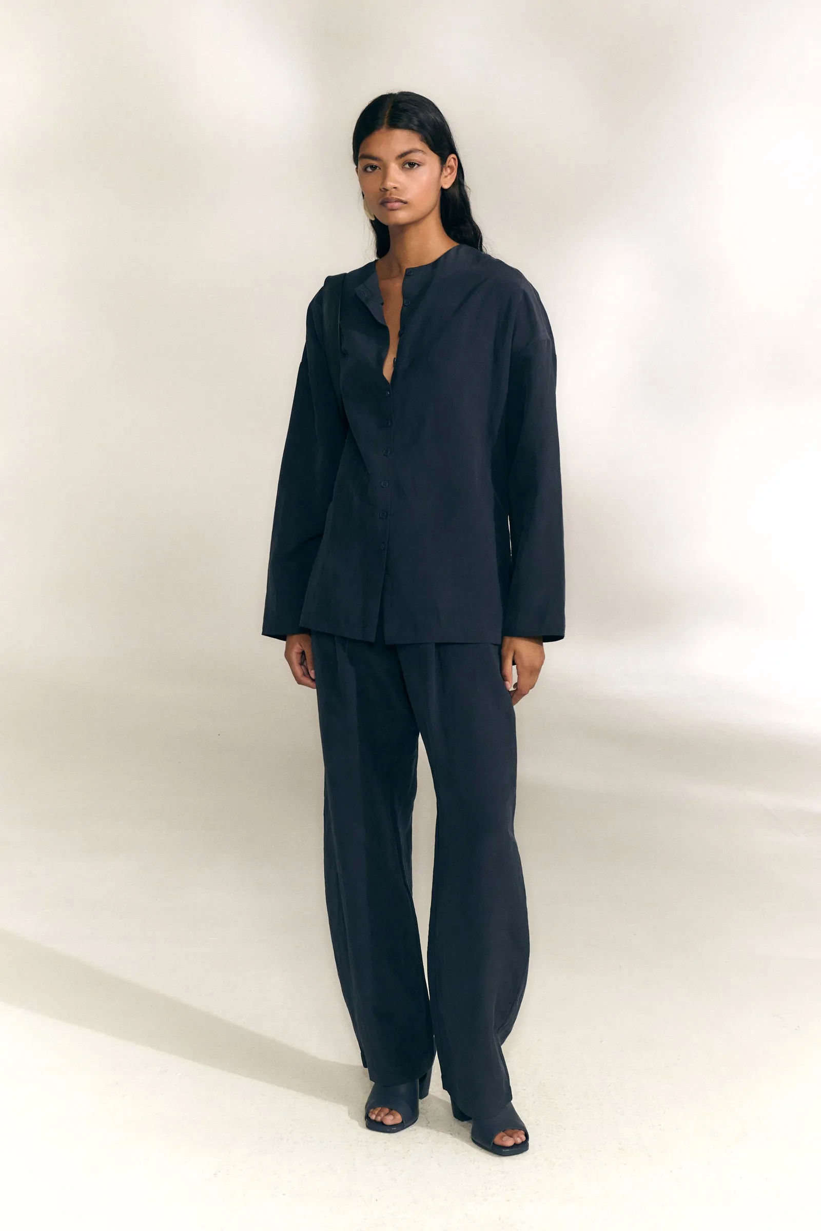 Mel, pantalon de lino y seda azul marino sold by Cortana product image thumbnail 3