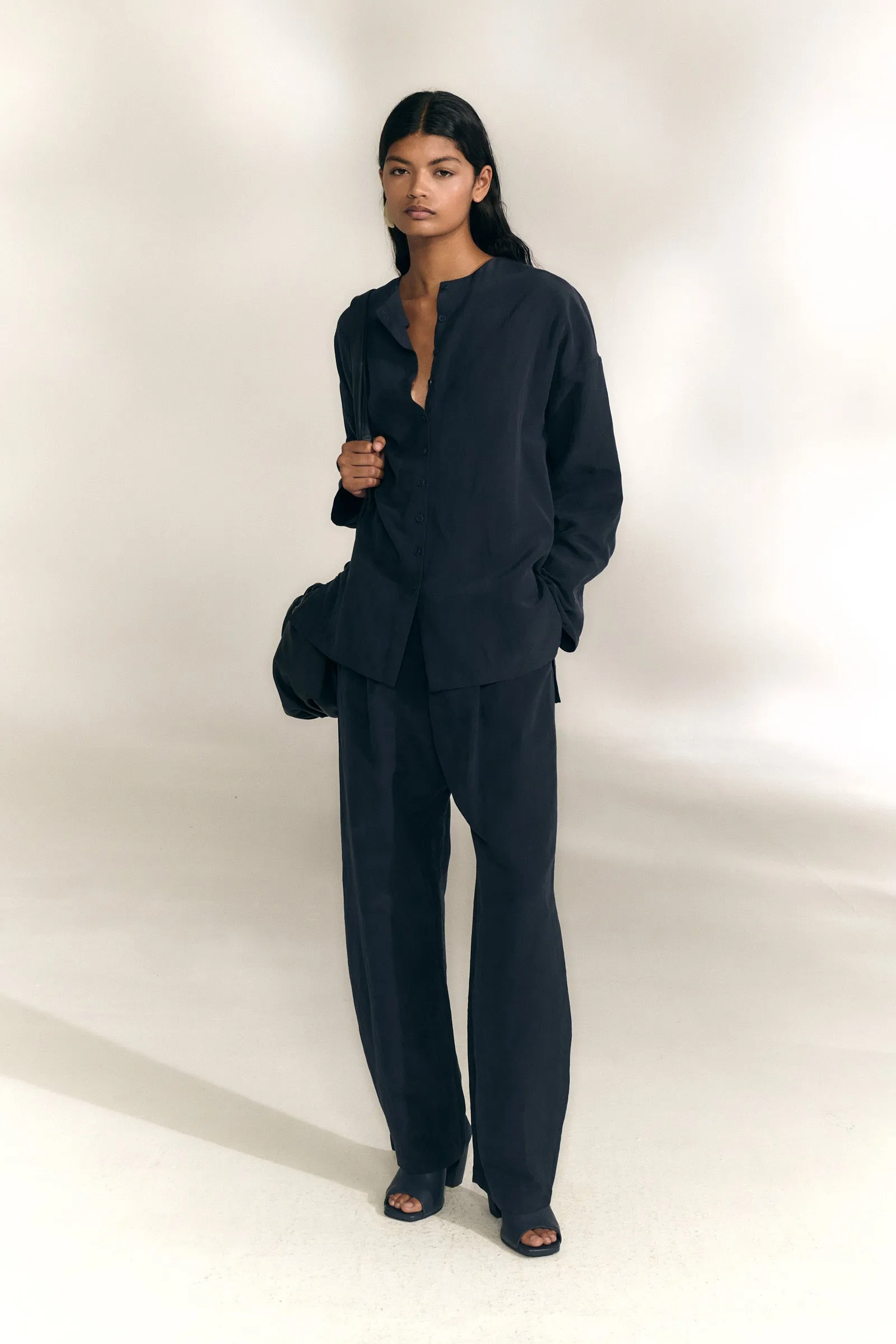 Mel, pantalon de lino y seda azul marino sold by Cortana product image thumbnail 4