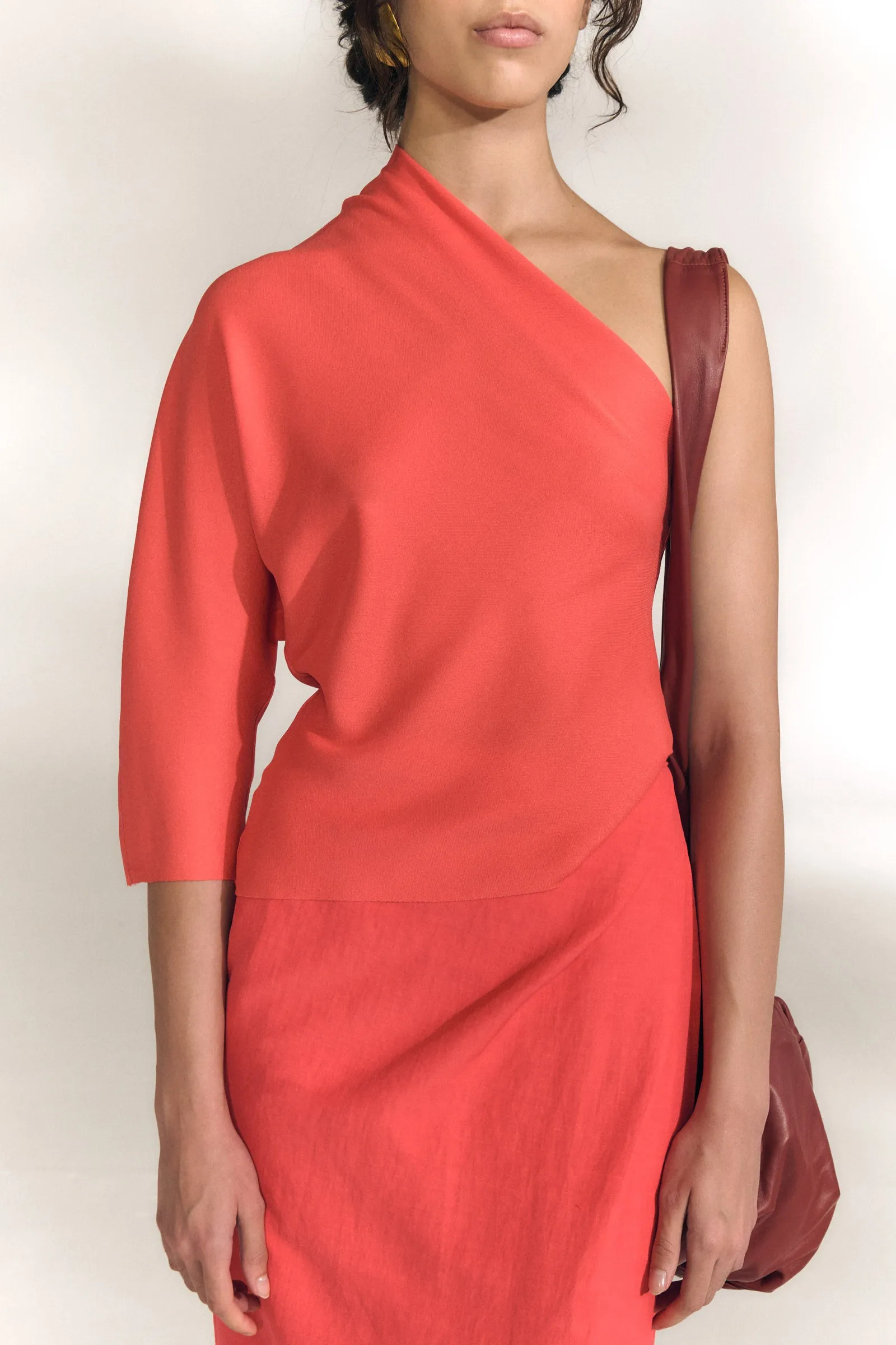 Aleris, top asimetrico de seda rojo coral sold by Cortana product image thumbnail 3