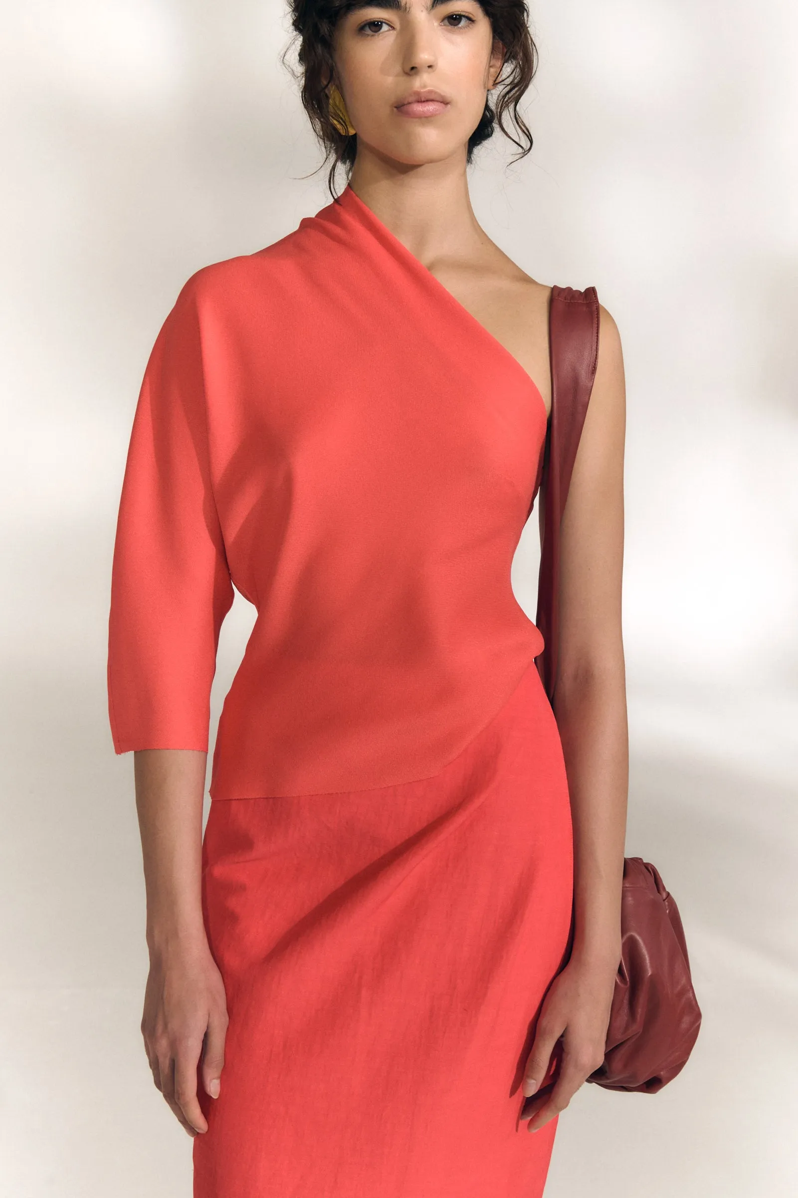 Aleris, top asimetrico de seda rojo coral sold by Cortana product image thumbnail 2