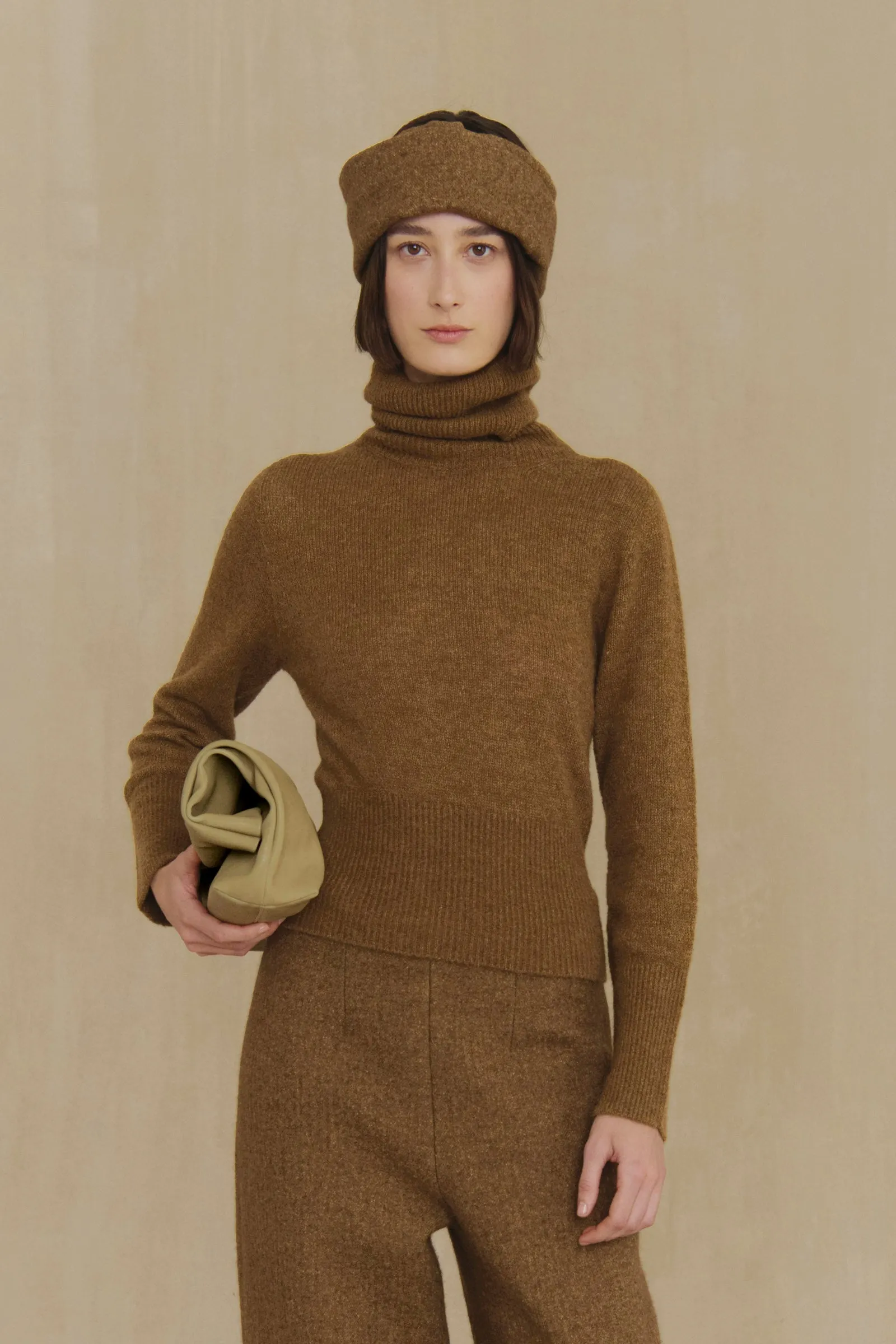 Eira, jersey de cuello vuelto de alpaca y seda tabaco sold by Cortana product image thumbnail 2