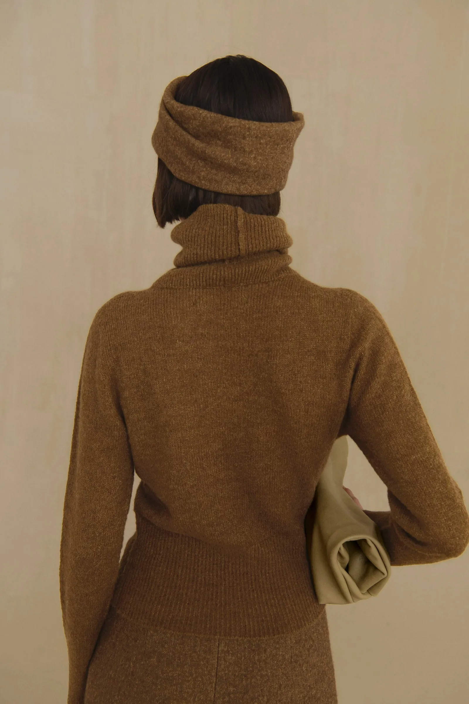 Eira, jersey de cuello vuelto de alpaca y seda tabaco sold by Cortana product image thumbnail 3