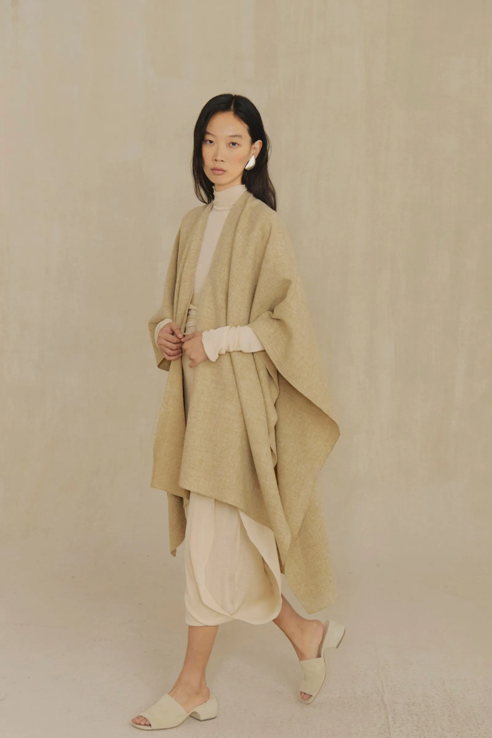 Poncho, abrigo de lana beige melange sold by Cortana product image thumbnail 3