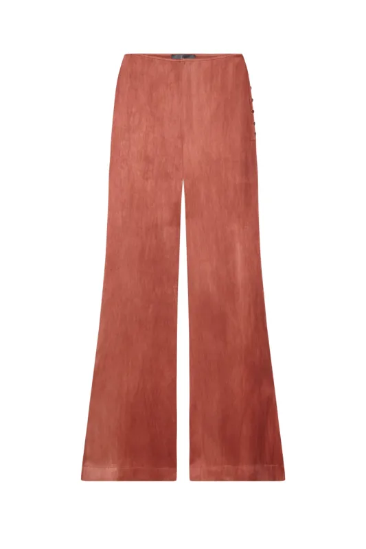 Lava, pantalón rojo maltinto sold by Cortana