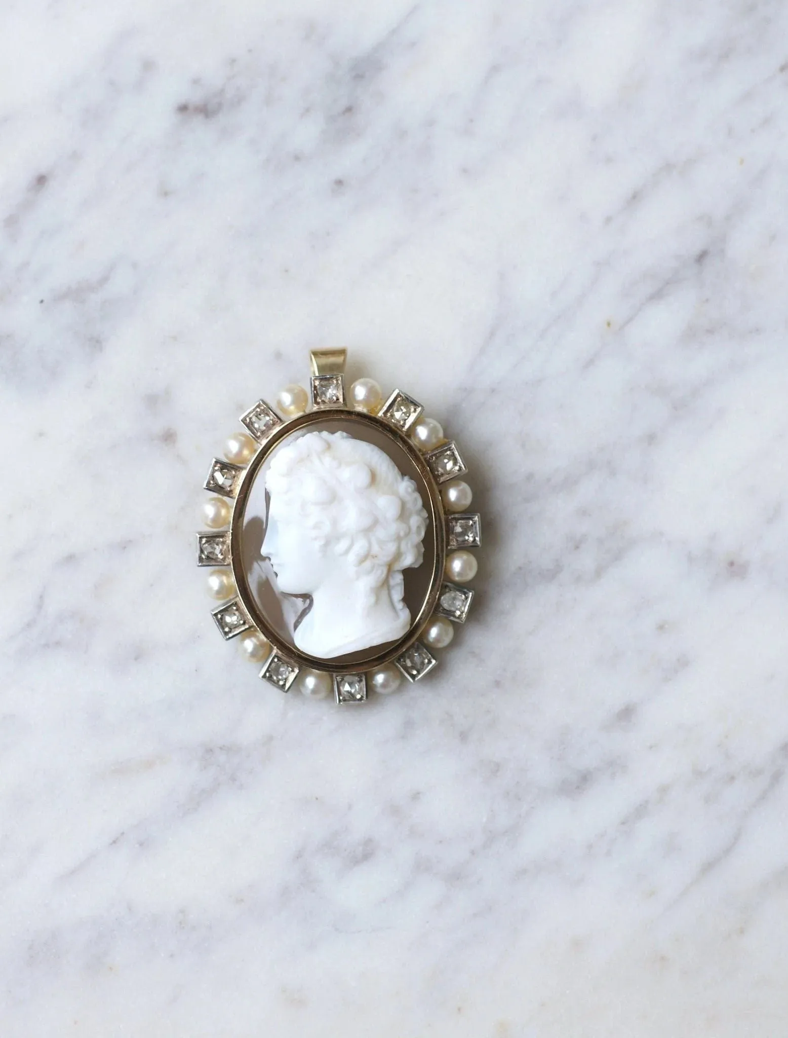 Broche pendentif camée agate, perles et diamants sold by 58 Facettes product image thumbnail 5