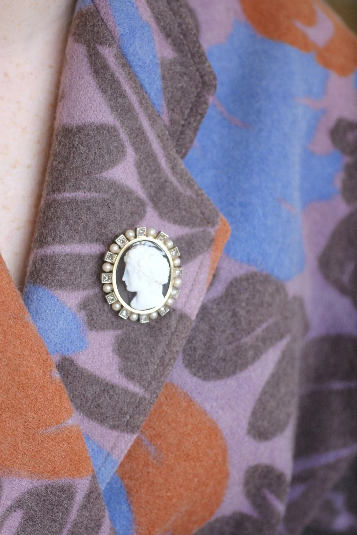 Broche pendentif camée agate, perles et diamants sold by 58 Facettes product image thumbnail 3