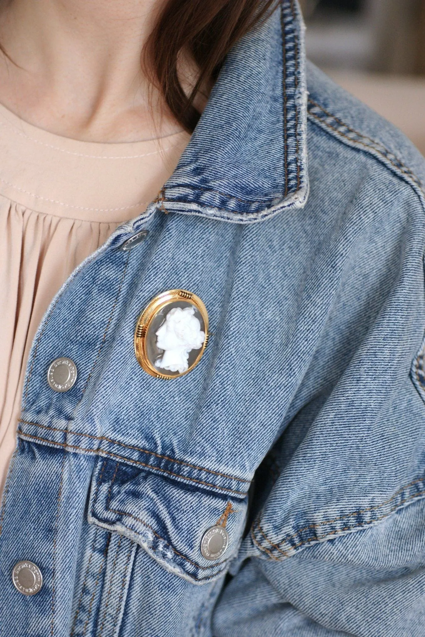 Broche ancienne en or jaune et camée agate sold by 58 Facettes product image thumbnail 3