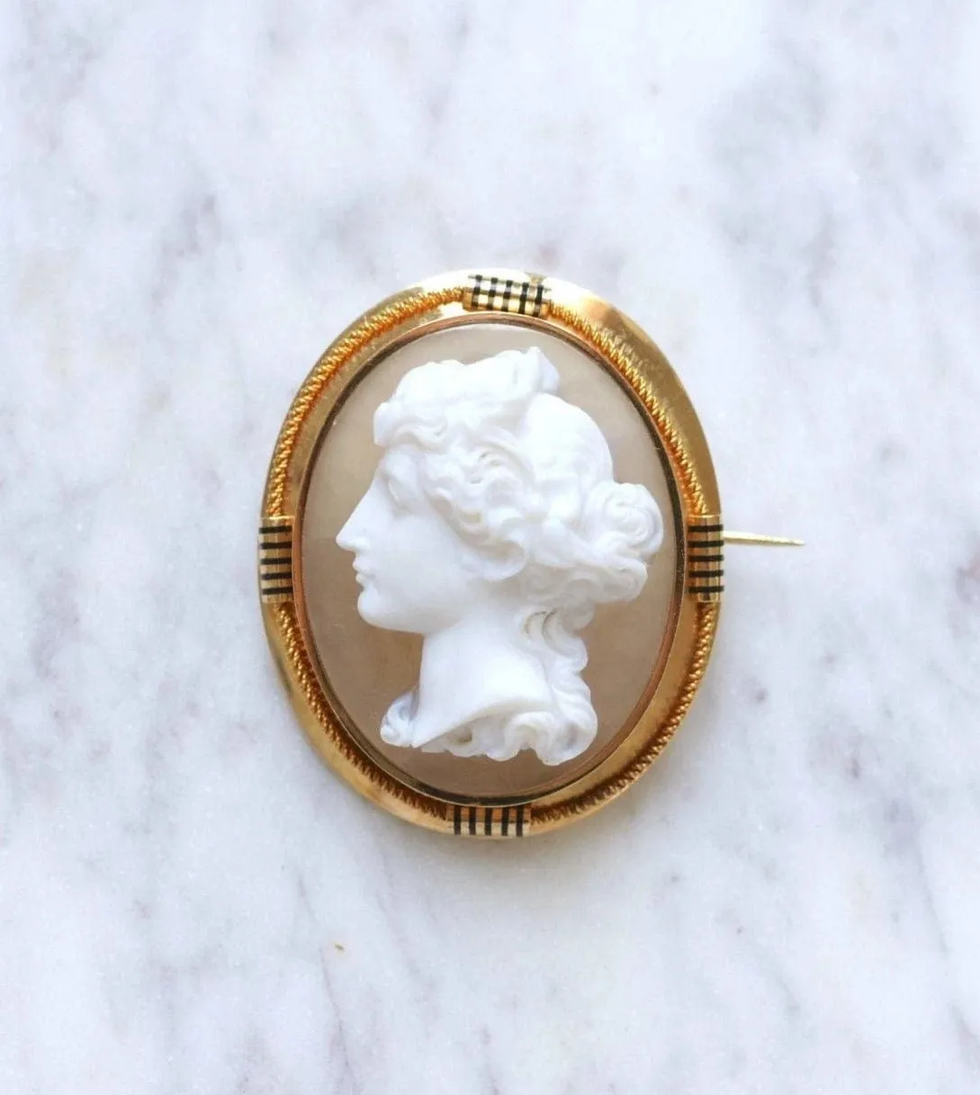 Broche ancienne en or jaune et camée agate sold by 58 Facettes product image thumbnail 2