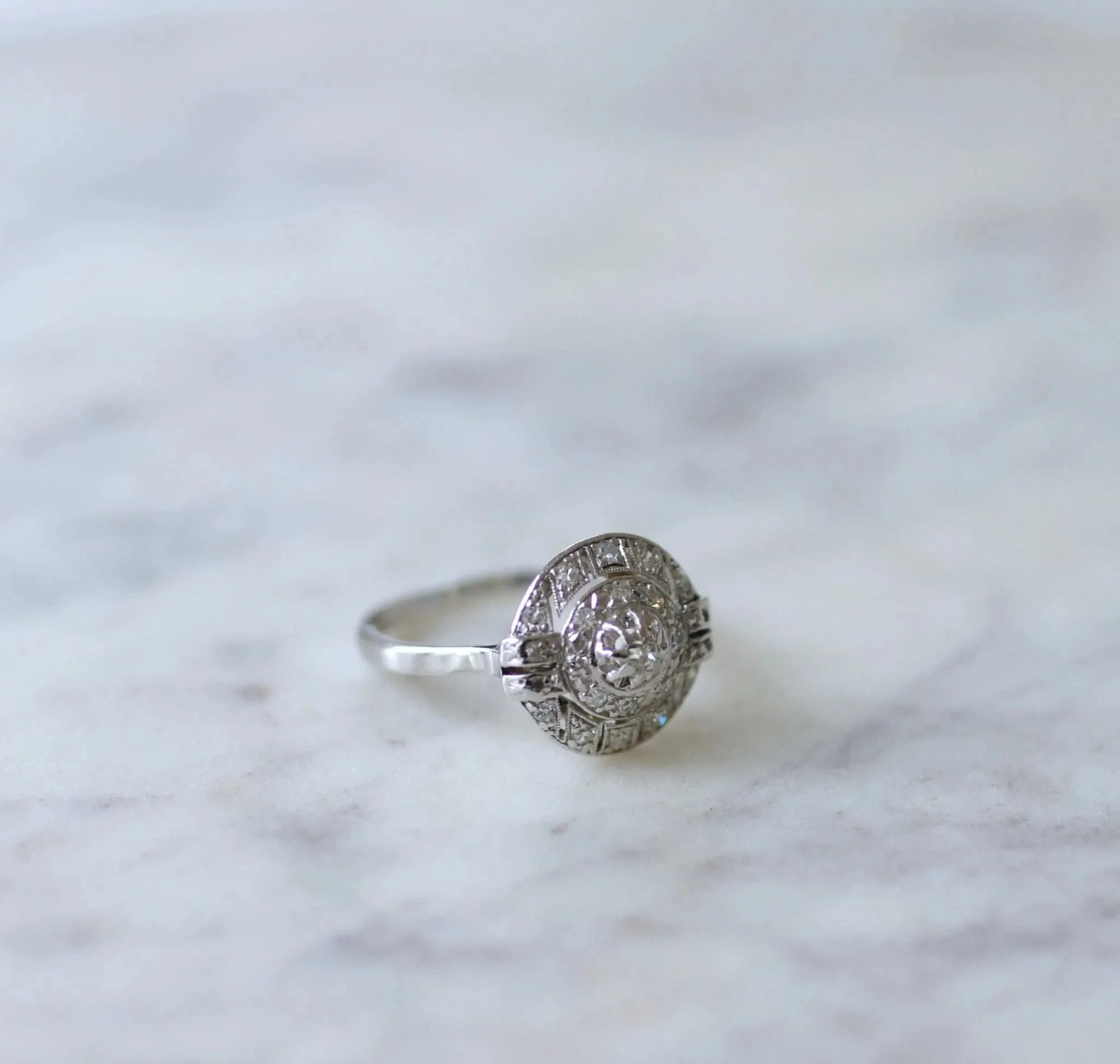 Bague Art Déco ronde platine et diamants sold by 58 Facettes product image thumbnail 5