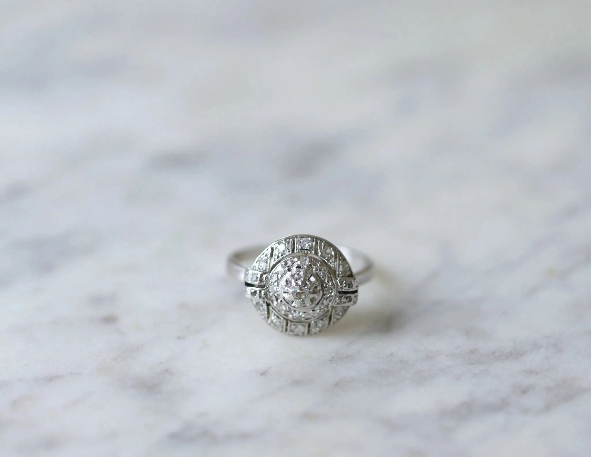 Bague Art Déco ronde platine et diamants sold by 58 Facettes product image thumbnail 3