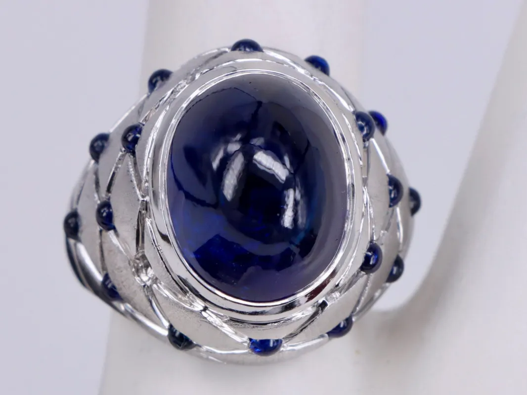 Bague cabochon saphir serti clos en or blanc sold by 58 Facettes