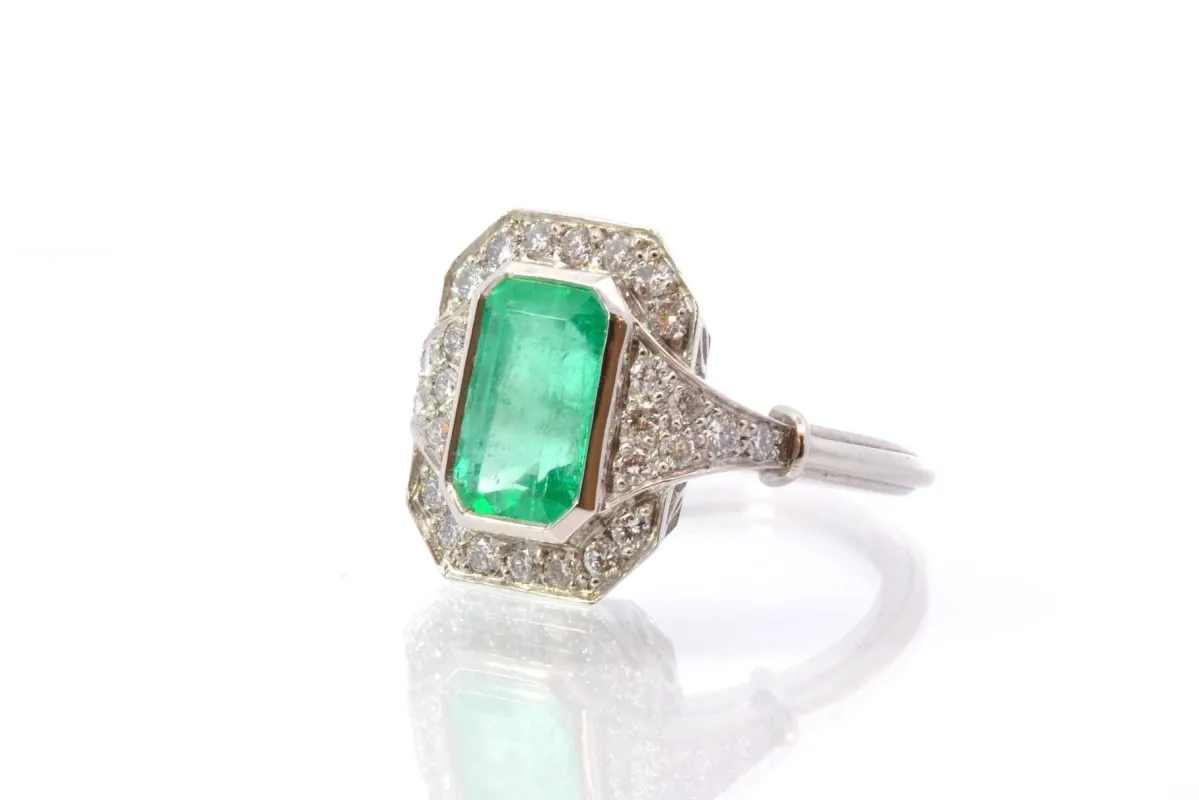 Bague vintage émeraude et diamants sold by 58 Facettes