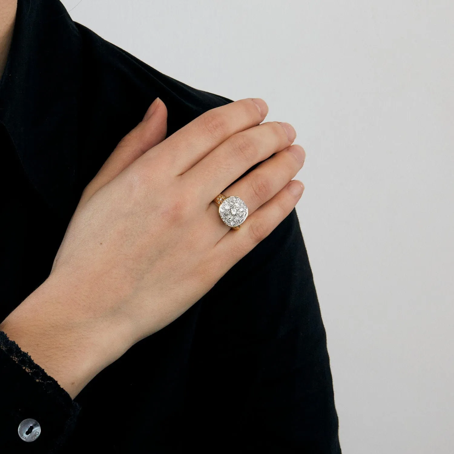 Bague en or jaune et or blanc avec diamants sold by 58 Facettes product image thumbnail 2