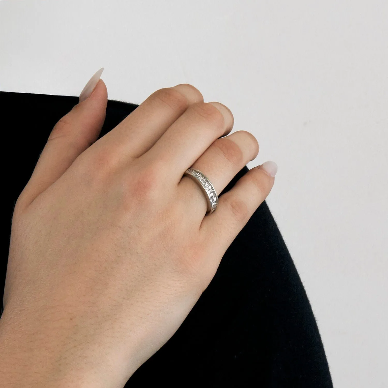 Bague jonc en or gris sertie de diamants sold by 58 Facettes product image thumbnail 2