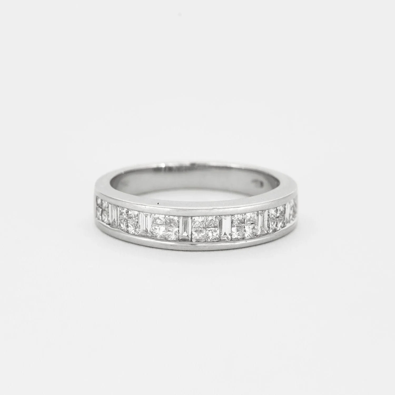 Bague jonc en or gris sertie de diamants sold by 58 Facettes product image thumbnail 3