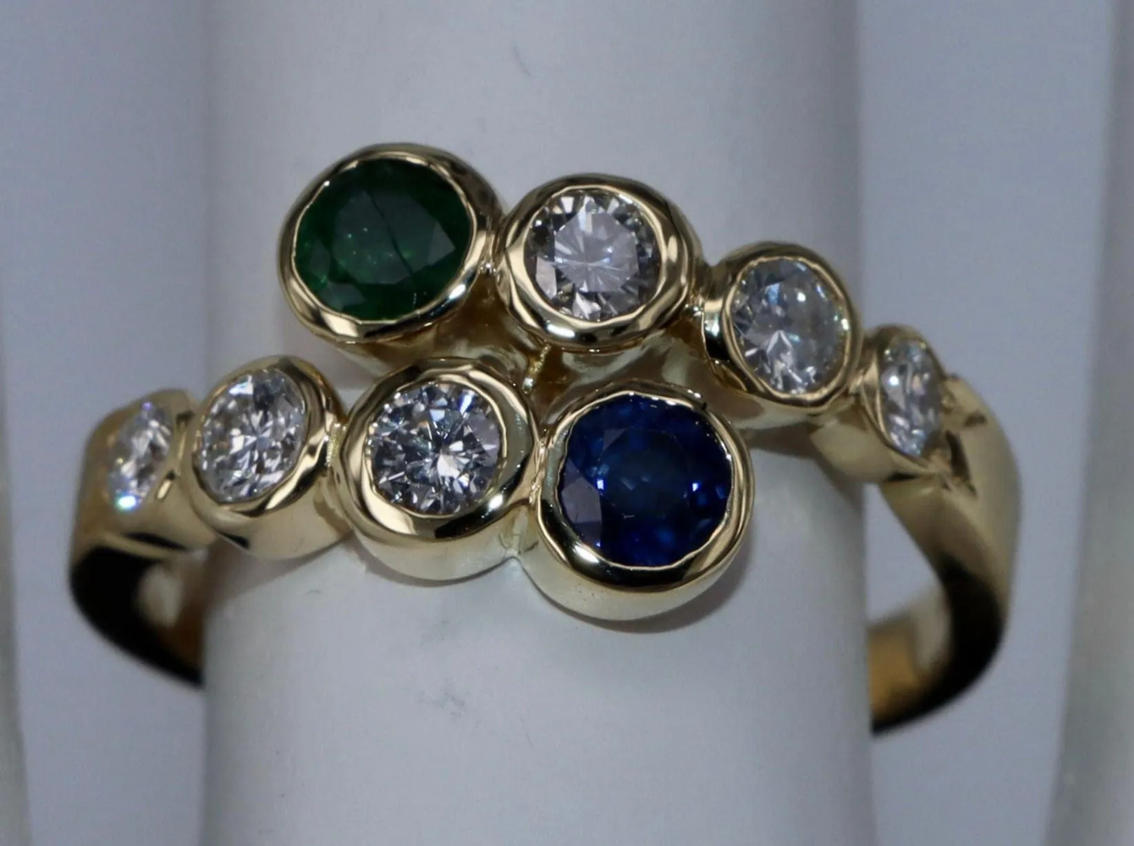 Bague saphir émeraude et diamant serpent en or jaune sold by 58 Facettes