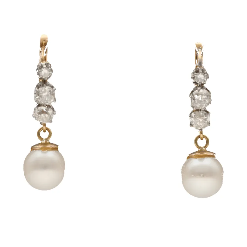 Boucles d'oreilles dormeuses en or et platine avec diamants et perles de culture. sold by 58 Facettes