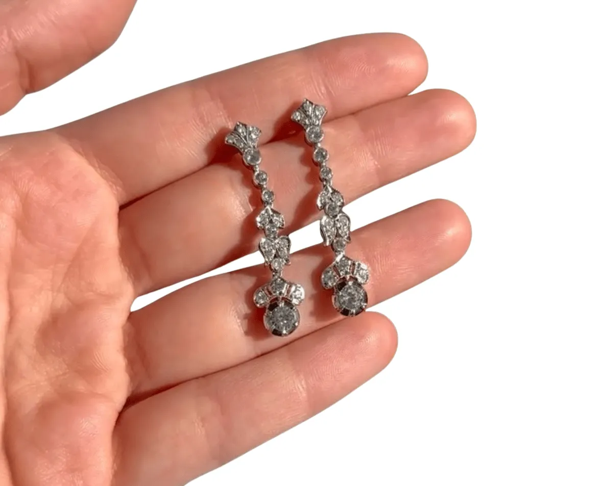Boucles d'oreilles de style Art Déco en platine et diamants. sold by 58 Facettes