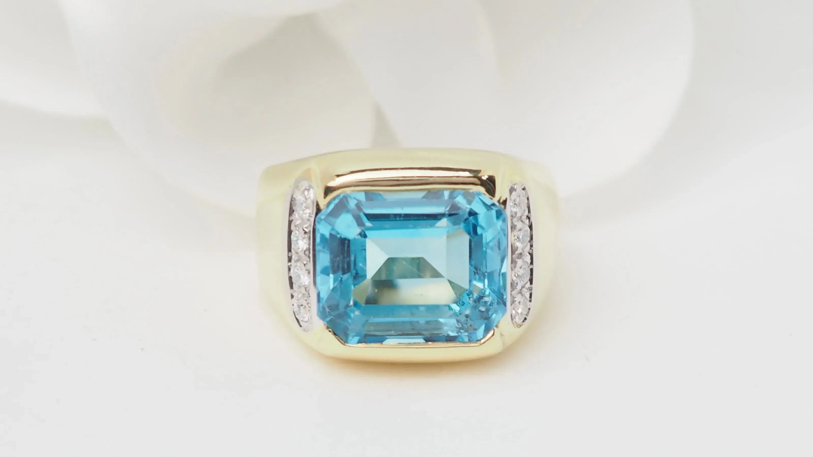 Bague en or jaune, Topaze bleue et diamants sold by 58 Facettes product image thumbnail 4