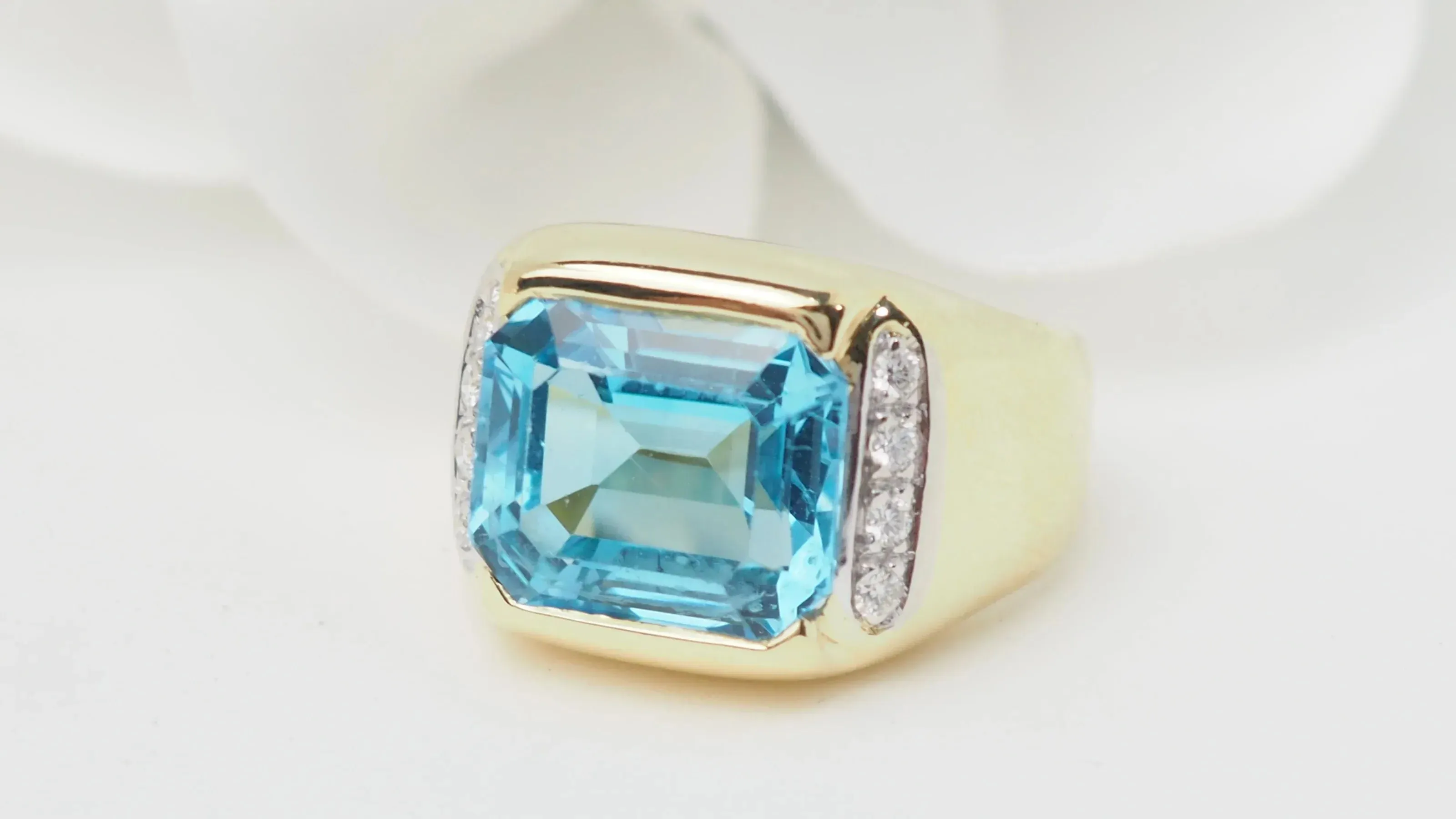 Bague en or jaune, Topaze bleue et diamants sold by 58 Facettes product image thumbnail 5