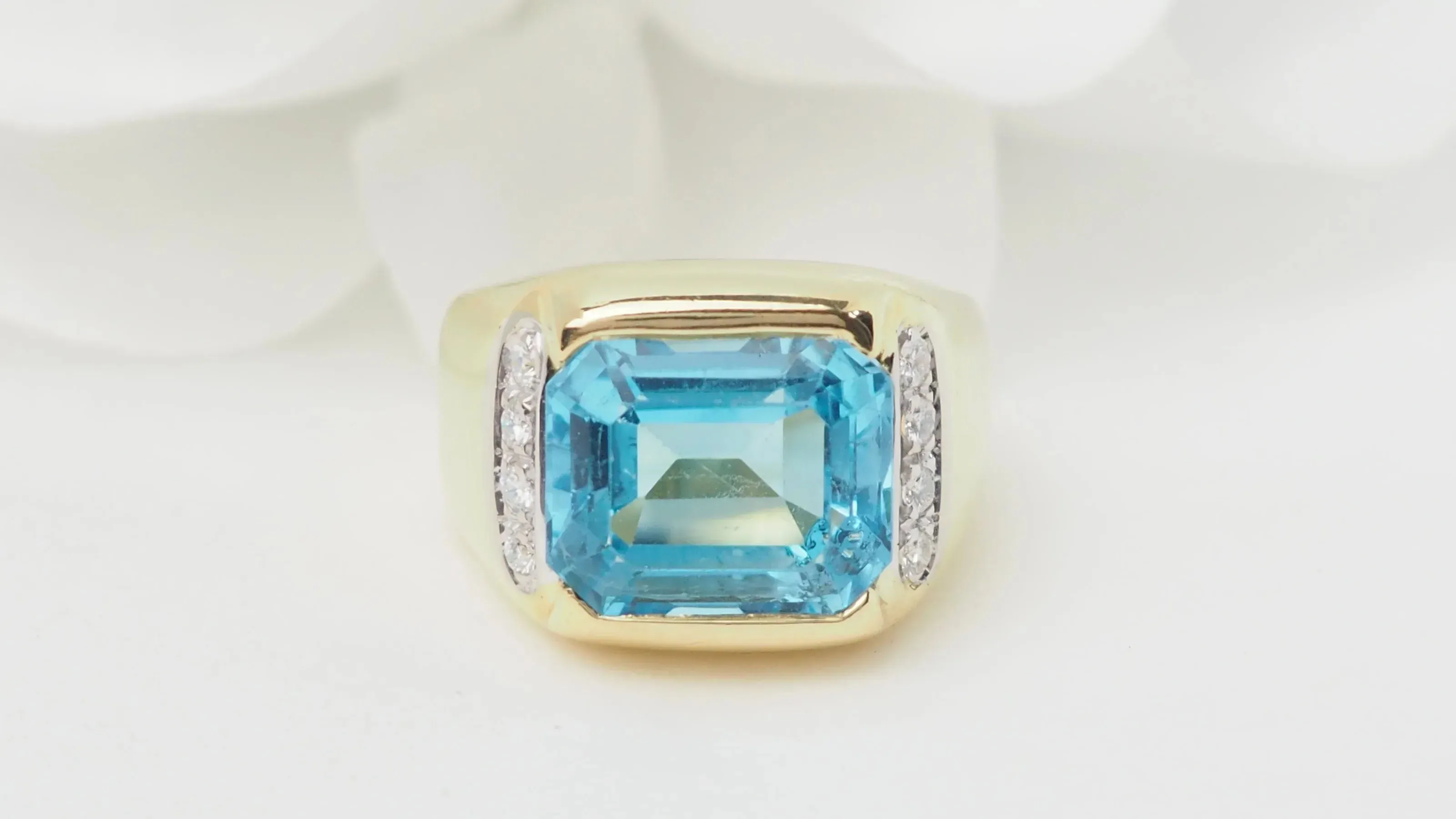 Bague en or jaune, Topaze bleue et diamants sold by 58 Facettes product image thumbnail 2