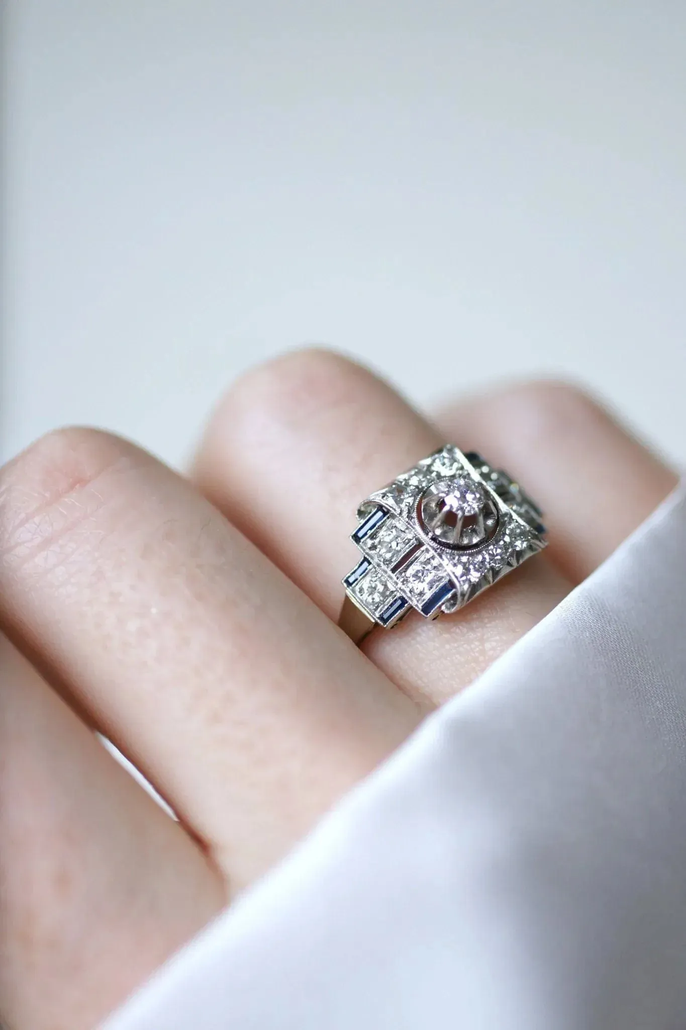Bague Art Déco diamants et saphirs synthétiques sold by 58 Facettes product image thumbnail 4