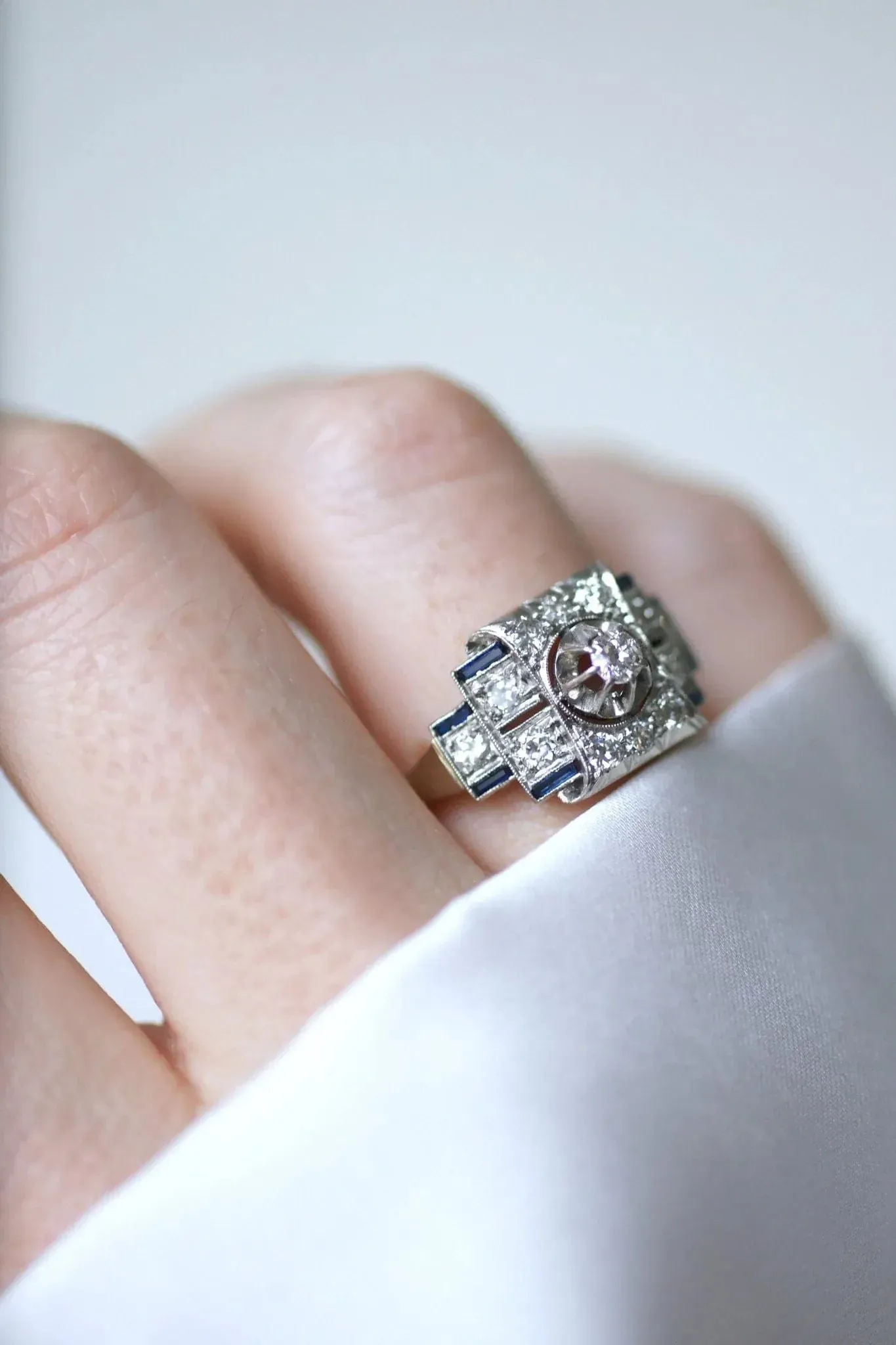 Bague Art Déco diamants et saphirs synthétiques sold by 58 Facettes product image thumbnail 2
