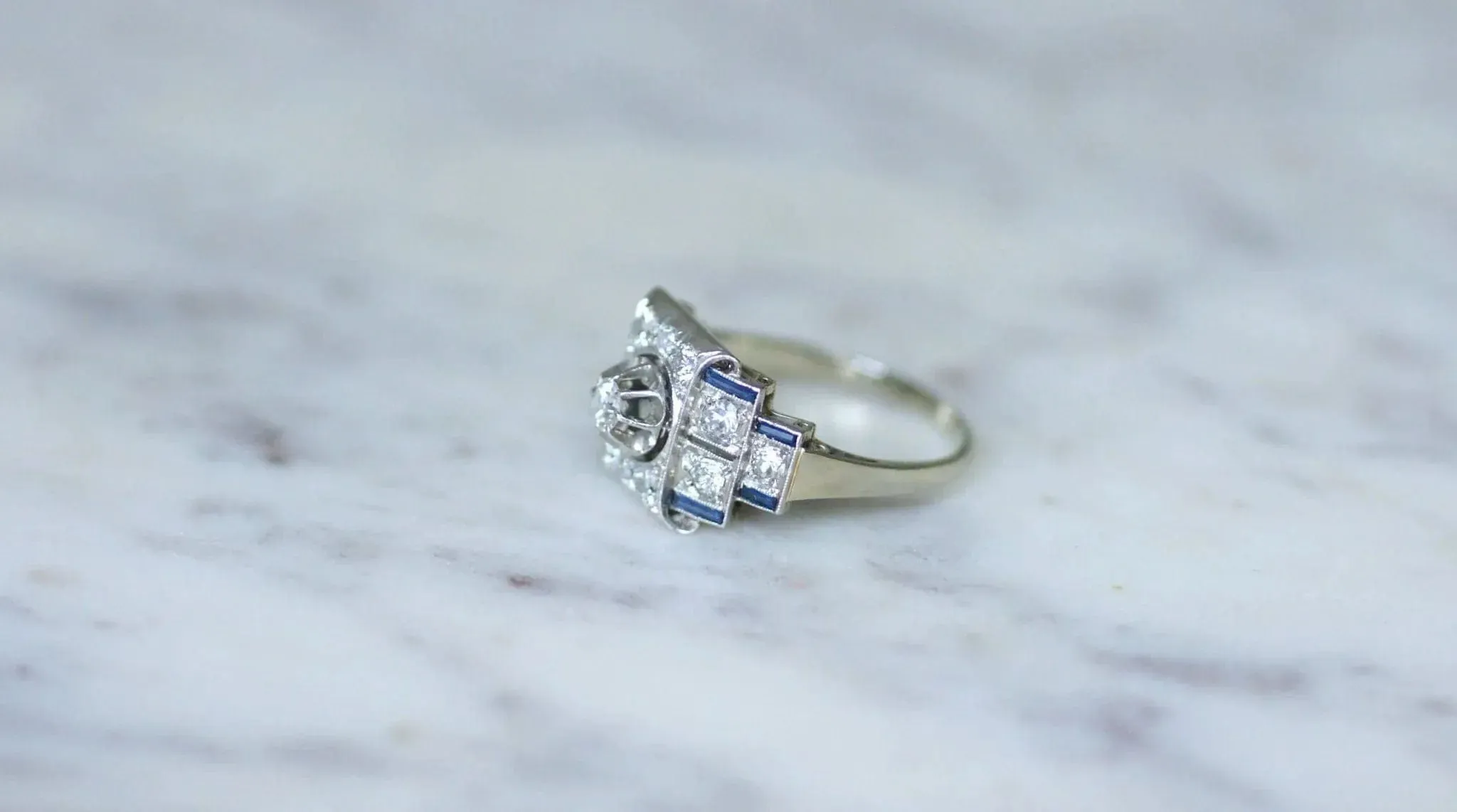 Bague Art Déco diamants et saphirs synthétiques sold by 58 Facettes product image thumbnail 3