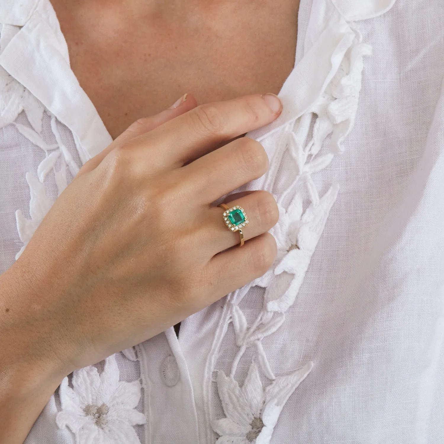 Bague en or jaune, émeraude et diamants sold by 58 Facettes product image thumbnail 2