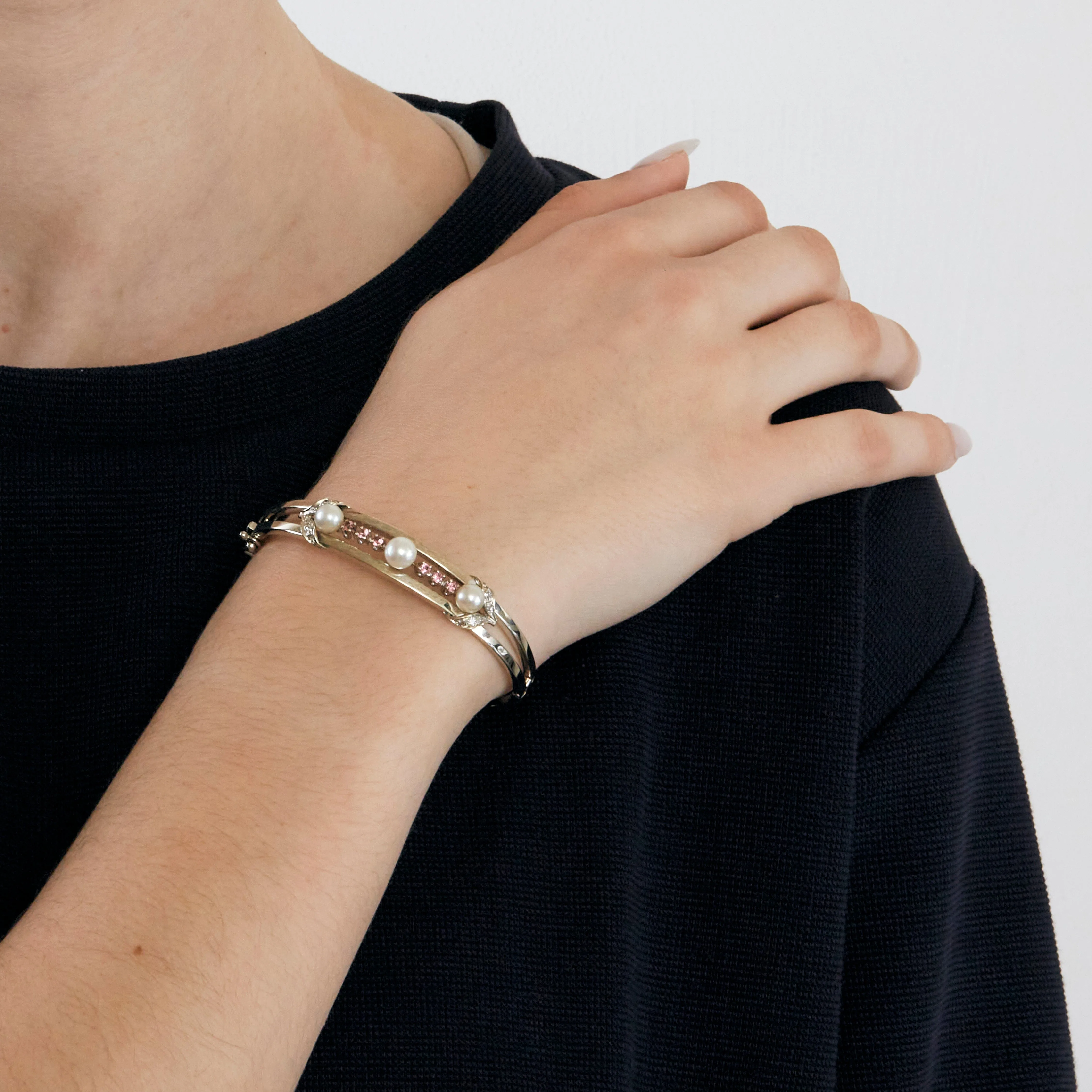 Bracelet jonc en or gris ajouré de perles de cultures et diamants sold by 58 Facettes product image thumbnail 2