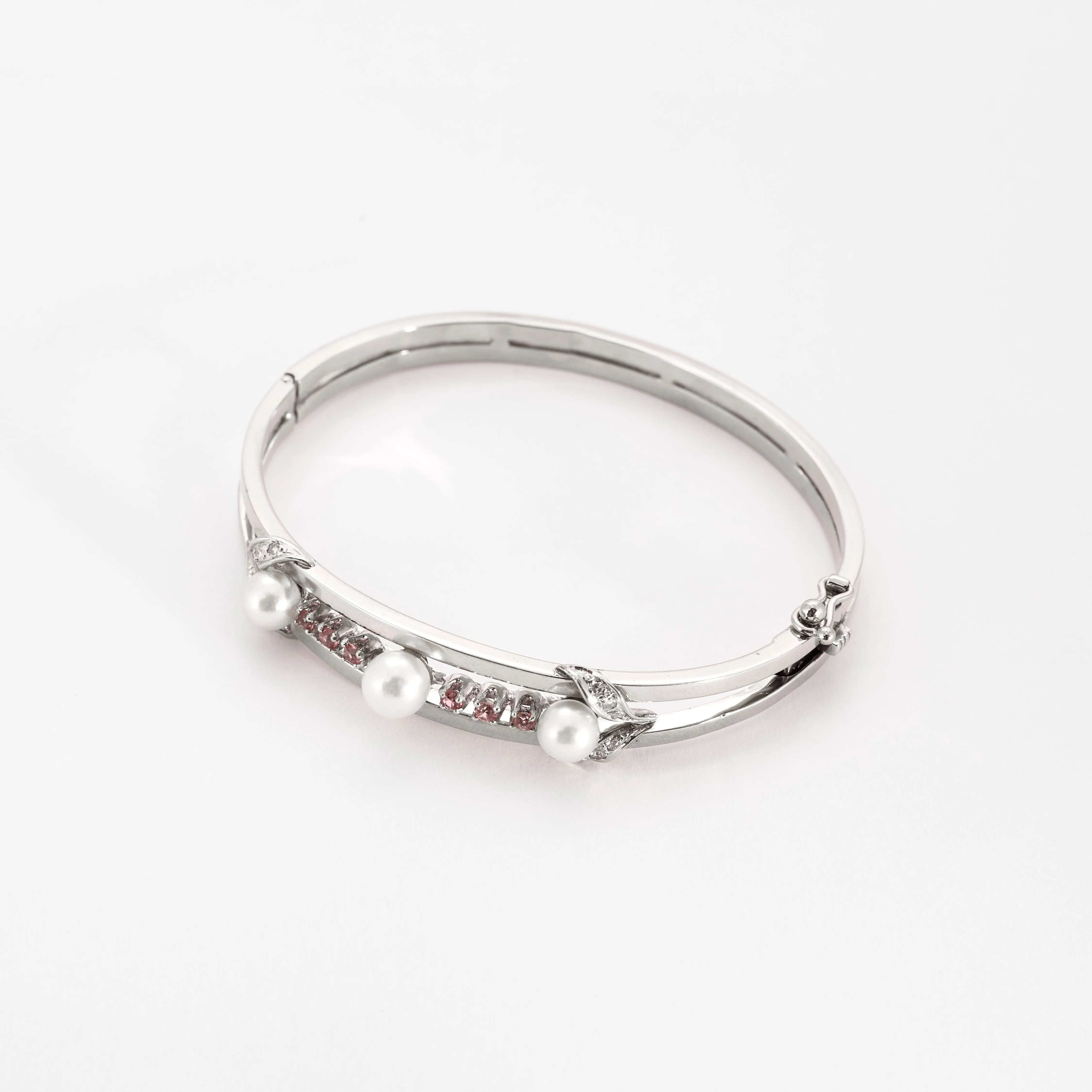 Bracelet jonc en or gris ajouré de perles de cultures et diamants sold by 58 Facettes product image thumbnail 3