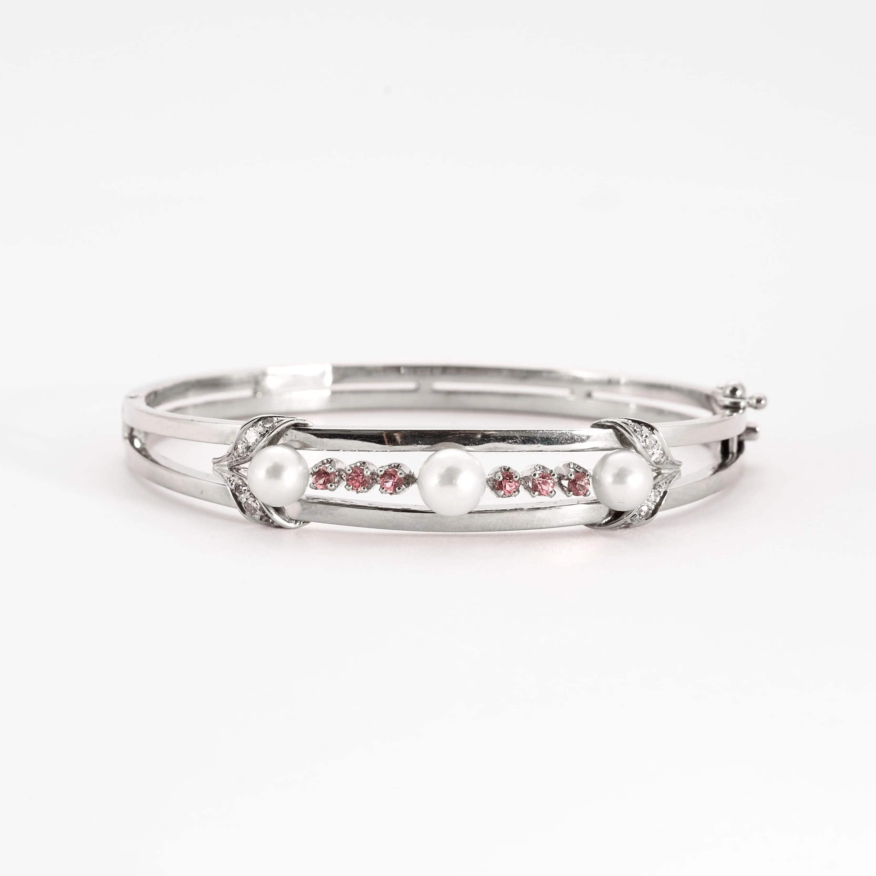 Bracelet jonc en or gris ajouré de perles de cultures et diamants sold by 58 Facettes