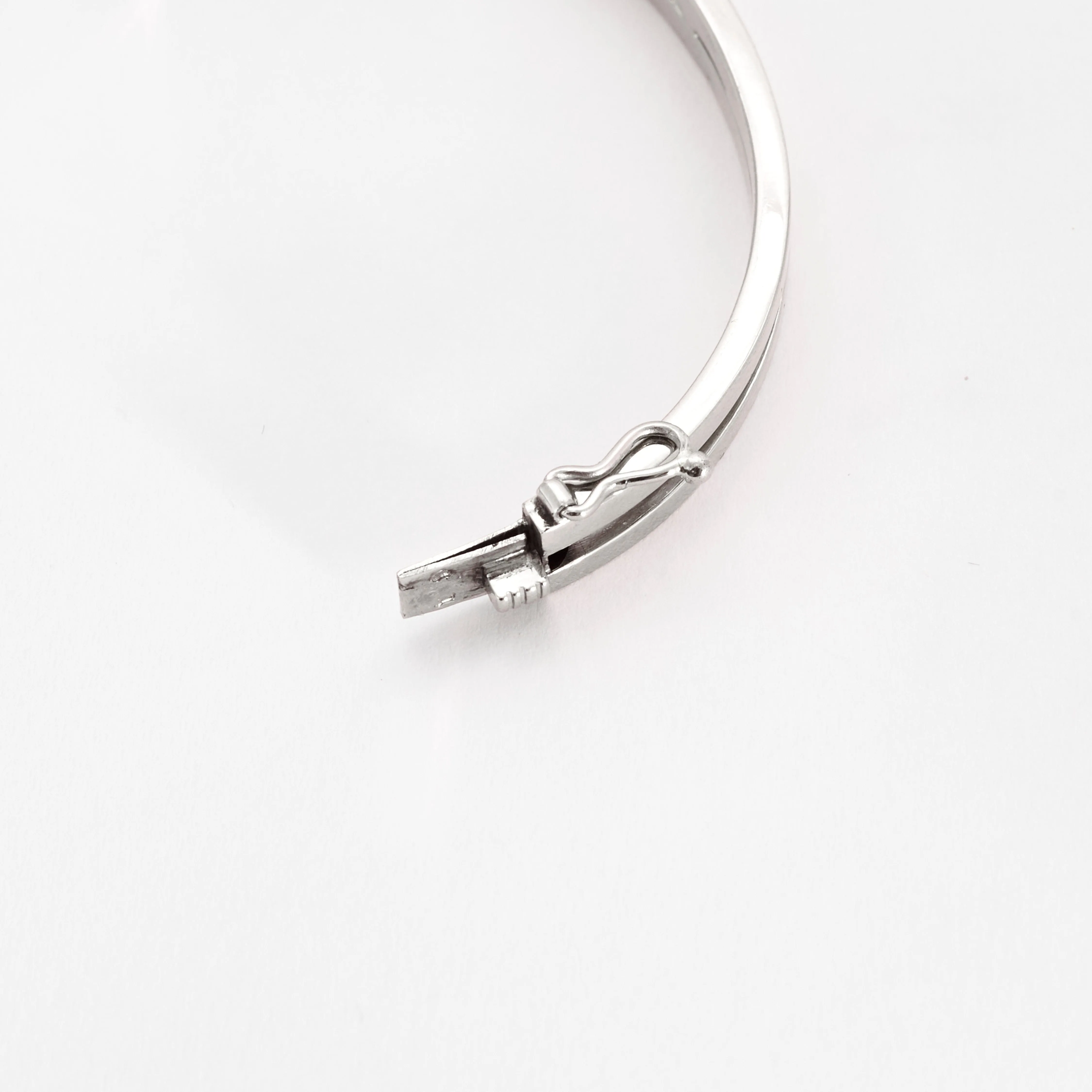 Bracelet jonc en or gris ajouré de perles de cultures et diamants sold by 58 Facettes product image thumbnail 4