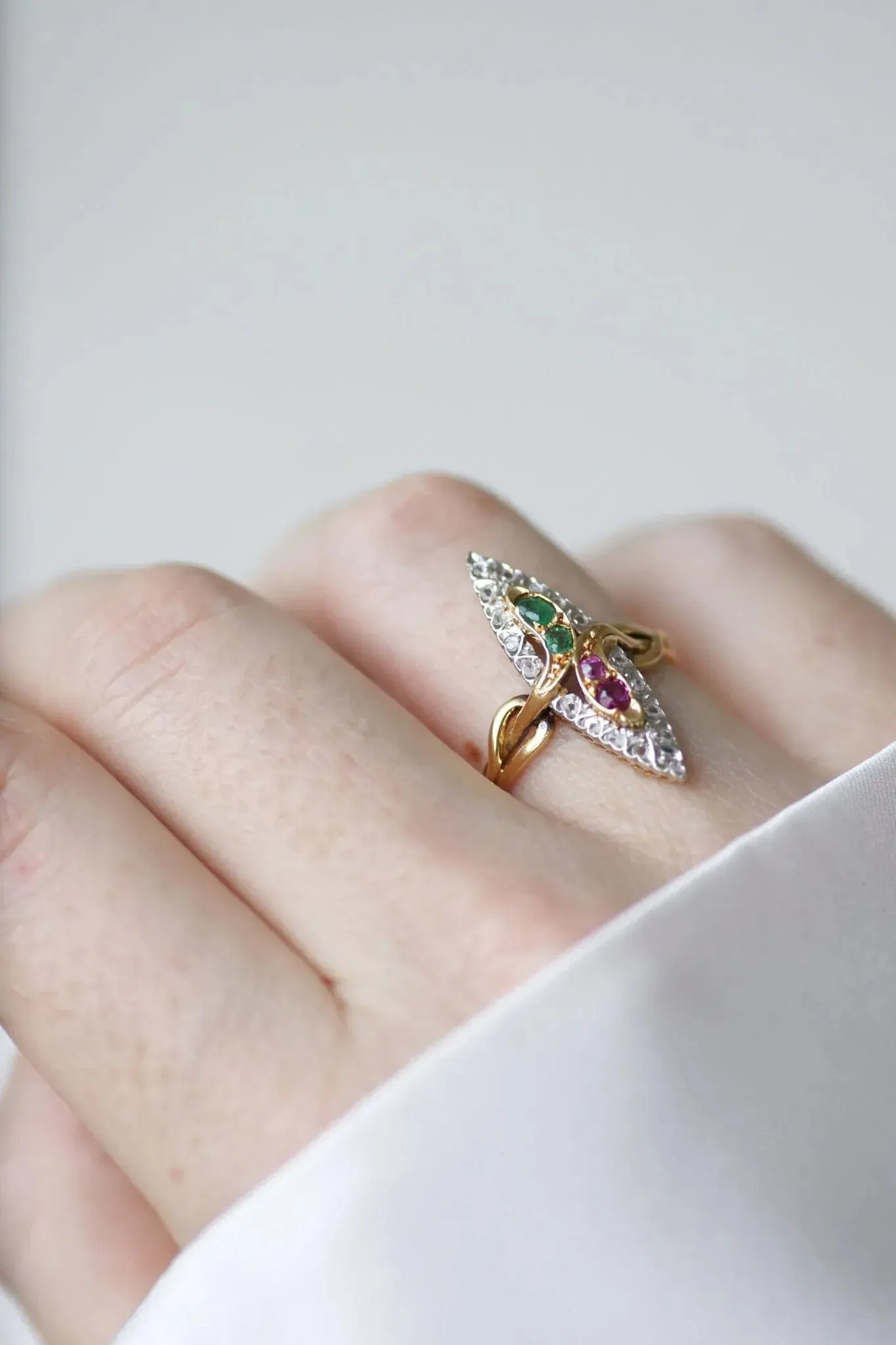 Bague marquise serpent émeraudes, rubis, et diamants sold by 58 Facettes product image thumbnail 2