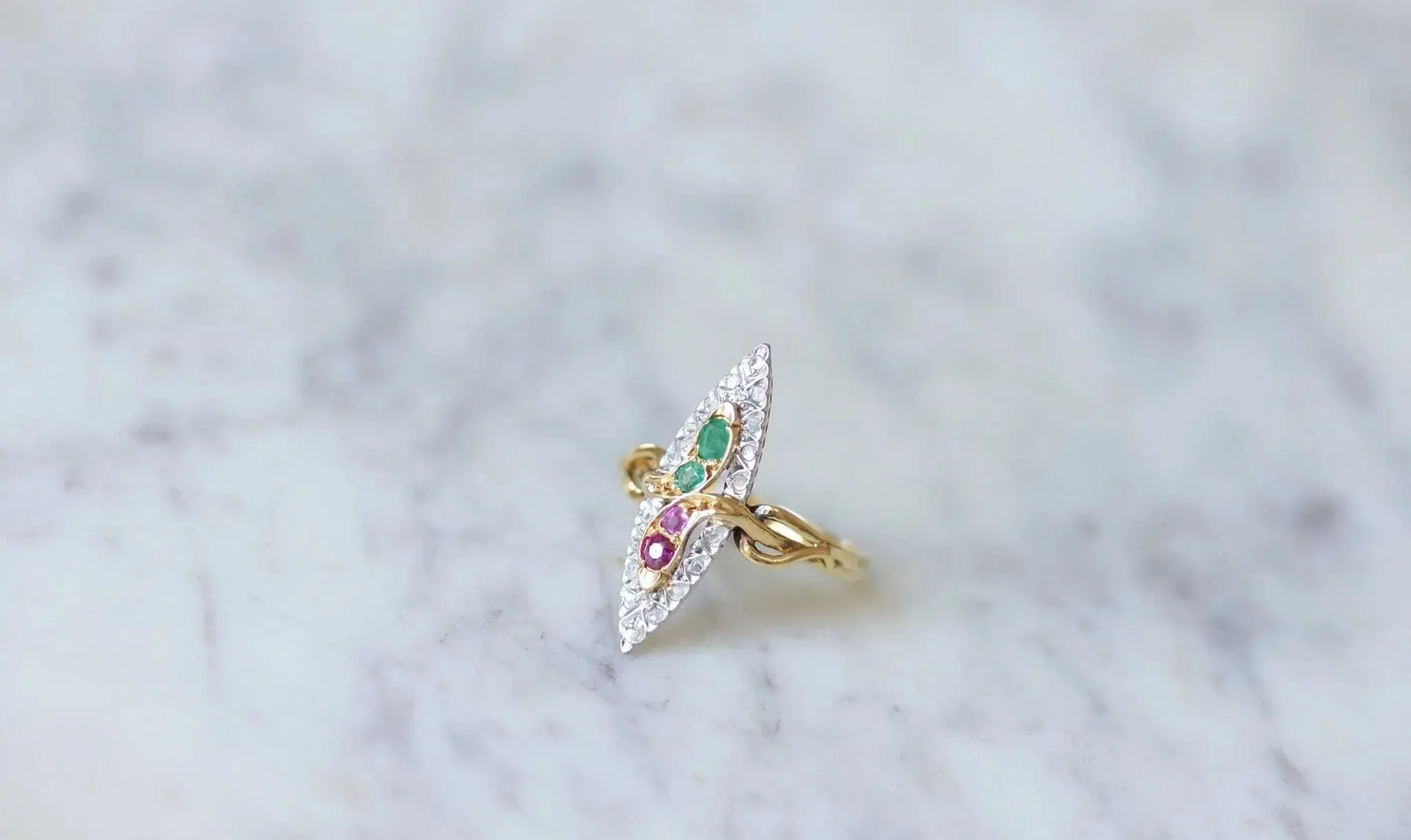 Bague marquise serpent émeraudes, rubis, et diamants sold by 58 Facettes product image thumbnail 4